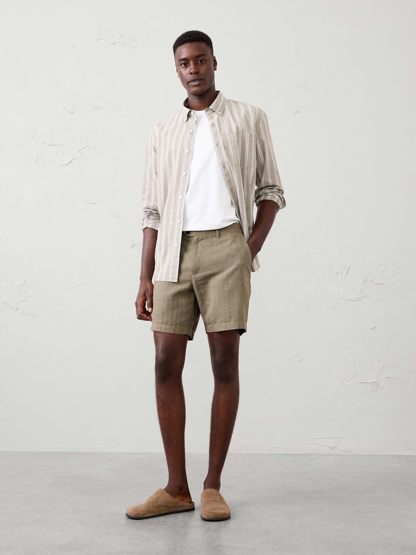 Image 1 of 3, A warm‑weather essential, this linen‑blend short is crafted in a refined herringbone weave that adds subtle texture and dimension. Lightweight and breathable, it offers an elevated take on a casual staple in versatile colors that pair effortlessly with everything from tees to linen shirts., LINEN-BLEND: This light and breathable fabric is a must for those warm days and styles effortlessly for all occasions., Extended button closure with zip fly. Belt loop., Off-seam front pockets., Welt back pockets with single buttoned pocket., Made exclusively for Banana Republic Factory., Product #1175850