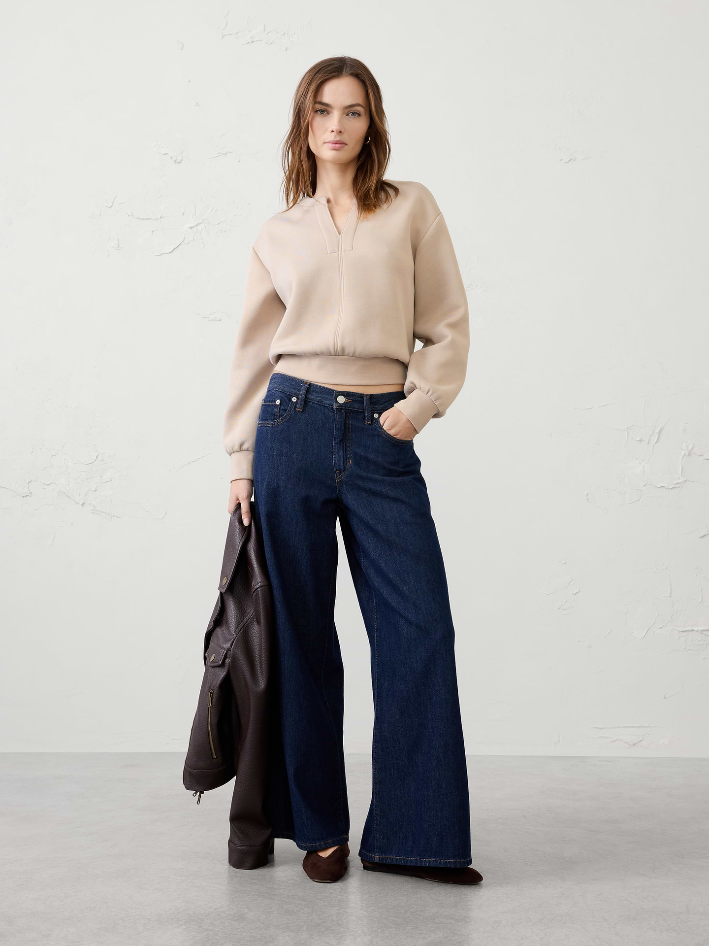 Image 1 of 4, Crafted from our best‑selling Weekender fabric, this sweatshirt combines exceptional softness with built‑in stretch for all‑day comfort and ease of movement. Comfortable yet polished, it’s an effortless go‑to for everyday wear., Splitneck collar. Long raglan sleeves., Fitted band hem., Made exclusively for Banana Republic Factory., Product #1185881