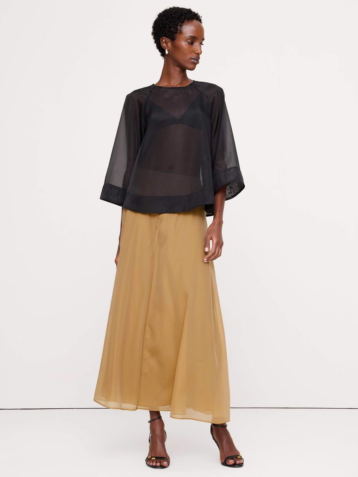 Image 1 de 4, Cette robe longue étagée organza léger et respirant est juste assez structurée pour conserver parfaitement sa forme. De plus, sa taille à basque crée un effet corset subtil., Coupe trapèze: taille haute. Taille cintrée et silhouette évasée., Glissière et fermeture à agrafe., Sans doublure., Produit #1180135