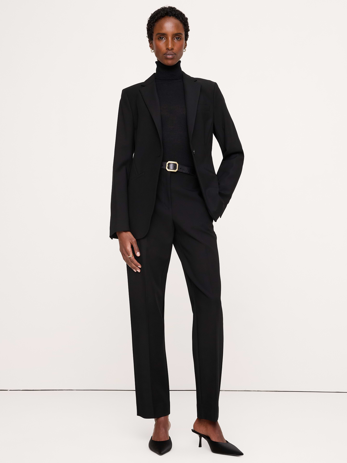 Image 1 de 8, Nous aimons les pantalons aussi beaux que confortables. C’est pourquoi nous avons confectionné ce pantalon ajusté à taille haute dans notre tissu urbain extensible, qui est apprécié pour sa douceur, son extensibilité élevée et son allure raffinée. Regardez attentivement: nos créateurs ont opté pour une taille sans ceinture montée et des pinces à l’arrière pour créer une taille haute aux lignes épurées., Coupe moderne étroite: taille haute (29 cm). Taille et hanche étroites, cuisse droite et jambe étroite. Longueur cheville., Braguette à glissière avec fermeture à agrafe., Poches à l’avant et à l’arrière., Sans doublure., Sans doublure., Produit #713508
