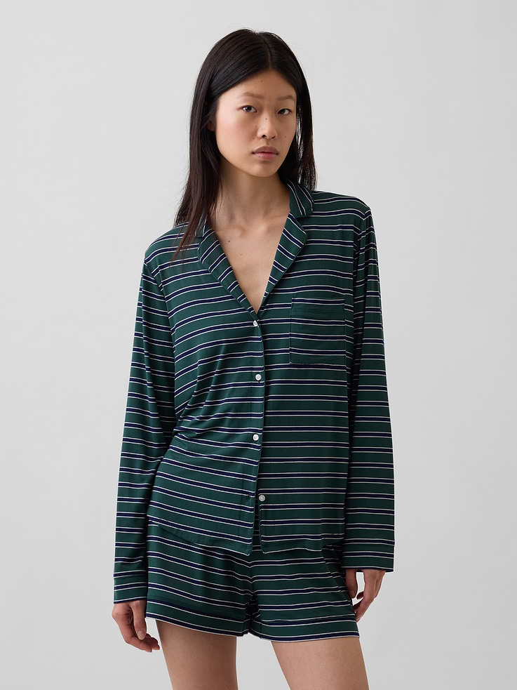 Image 1 de 4, Le pyjama en modal de vos rêves. Divinement doux. Naturellement frais. Légèrement extensible. Pour dormir ou se détendre en tout confort., Modal ultra-doux et extensible., Col cranté., Manches longues., Devant boutonné., Poche appliquée sur la poitrine., Ourlets passepoilés., Certains modèles avec motifs sur l’ensemble., Magasinez les pyjamas pour tous, Ce produit a été fabriqué dans une usine qui investit dans l’égalité des genres et l’autonomisation des femmes grâce au programme Reimagining Industry to Support Equality (RISE). Pour en savoir plus, visitez <a href=", Produit #812180