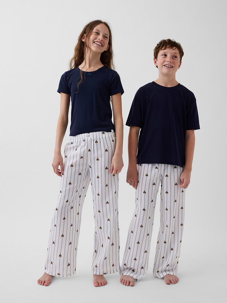 Image 1 de 6, Tricot en flanelle douce. Coupe ample., Taille élastique et logo Gap à l’avant., Motif sur l’ensemble., Fait de polyester recyclé à 100 %. Comparativement aux matières vierges, l’utilisation de matières recyclées permet de réduire l’utilisation des ressources et le gaspillage., Magasinez matching PJs pour tous., Produit #912394