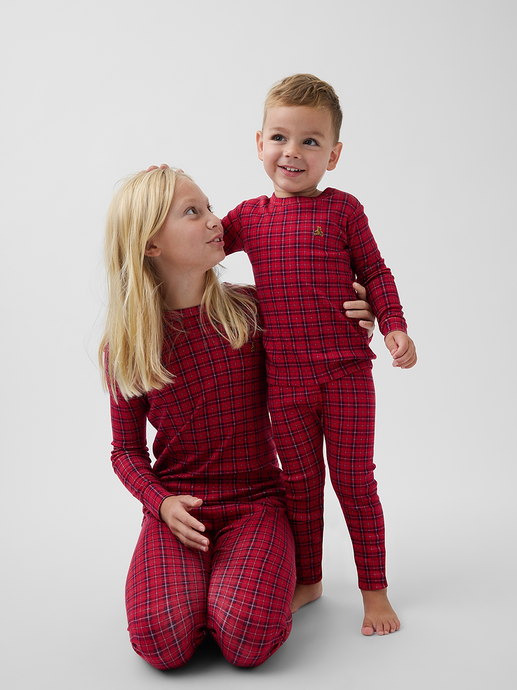 Image 1 de 7, Nos pyjamas les plus confortables, plus doux que jamais. Coton brossé douillet à l’intérieur. Leurs couleurs et leurs motifs favoris à l’extérieur., Coton doux et intérieur brossé douillet., Encolure ras du cou., Manches longues., Ourson Brannan brodé sur la poitrine., Pantalon de pyjama à taille élastique., Poignets et extrémités à bande., Carreaux sur l’ensemble., Fait à 100 % de coton biologique cultivé sans pesticides ni engrais synthétiques., Note: certains motifs sont offerts jusqu’à la taille 12 ans., Magasinez les pyjamas assortis pour tous., Produit #913290