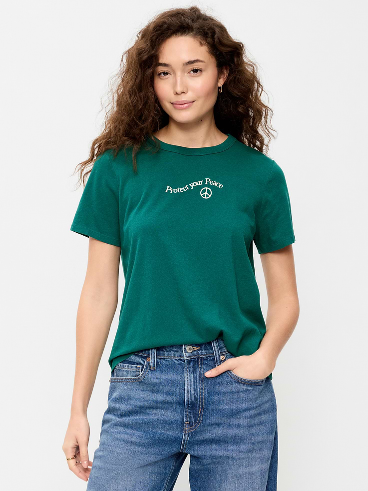 Image 1 de 5, Notre t-shirt passe-partout est super doux et offre une coupe confort décontractée. Portez-le avec tout!, Encolure ras du cou en tricot côtelé., Manches courtes., Produit #908511