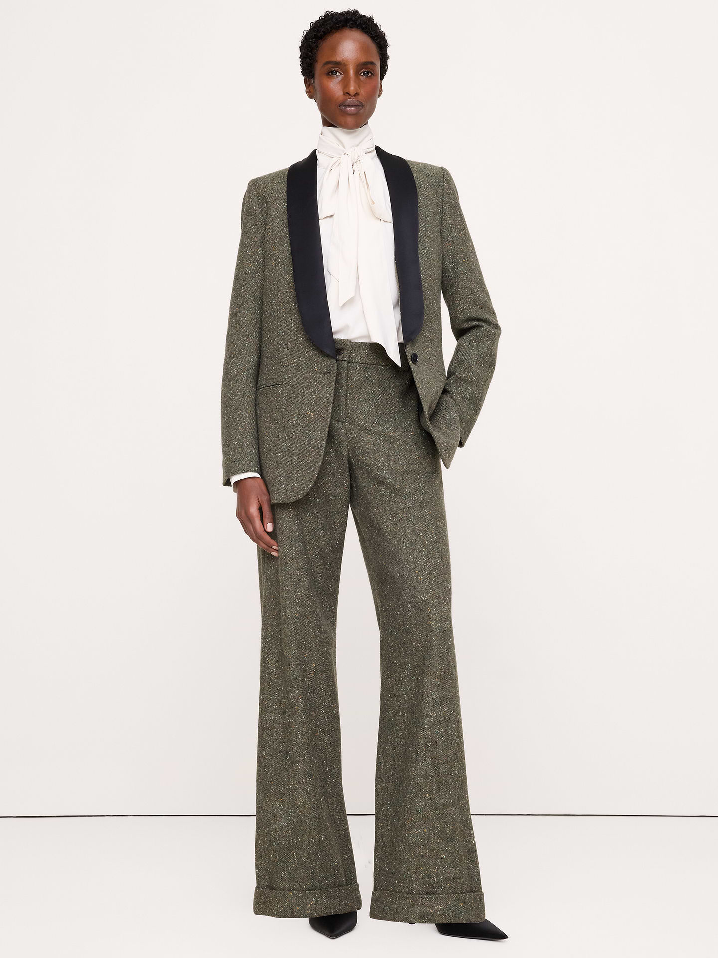 Image 1 de 6, Un pantalon qui allie raffinement intemporel et allure tendance. Nous l’avons confectionné dans un magnifique tissu donegal imitant le tweed que nous avons trouvé en Italie. Nous adorons la douceur et la chaleur de la laine et de la soie. Portez ce modèle avec la veste assortie pour une tenue complète., Coupe droite: taille mi-basse, hanche et cuisse droites. Pleine longueur., Tissu produit par la filature italienne Fratelli Balli., Braguette à glissière avec fermeture à bouton. Passants de ceinture. Pattes réglables sur les côtés., Poches sur le devant. Poche à l’arrière., Doublure jusqu’au genou., Produit #1180267