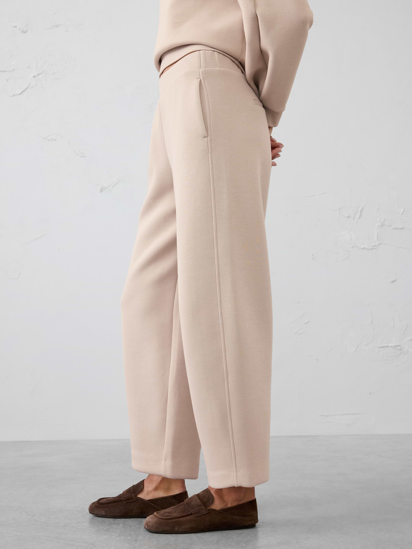 Image 8 of 8, Weekender Barrel-Leg Mid-Rise Pant