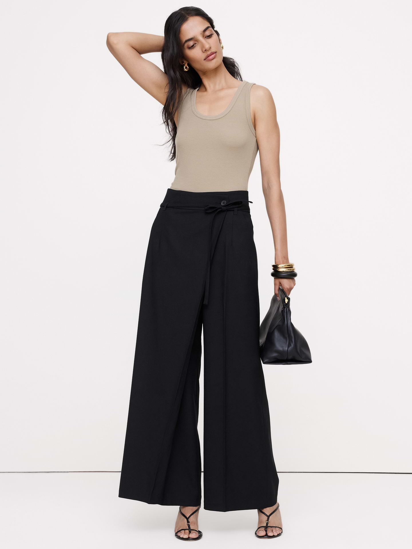 Image 1 de 6, Une version ludique du pantalon à taille accordéon. Ce modèle est doté d’un panneau croisé asymétrique sur le devant et d’un élastique froncé à l’arrière de la taille pour plus de confort., Taille haute jambe large: coupe ajustée aux hanches, cuisses amples et jambe large. Pleine longueur., Braguette à glissière et fermeture croisée sur le devant., Poches latérales et arrière., Taille élastique confort à l’arrière., Sans doublure., Produit #1183118
