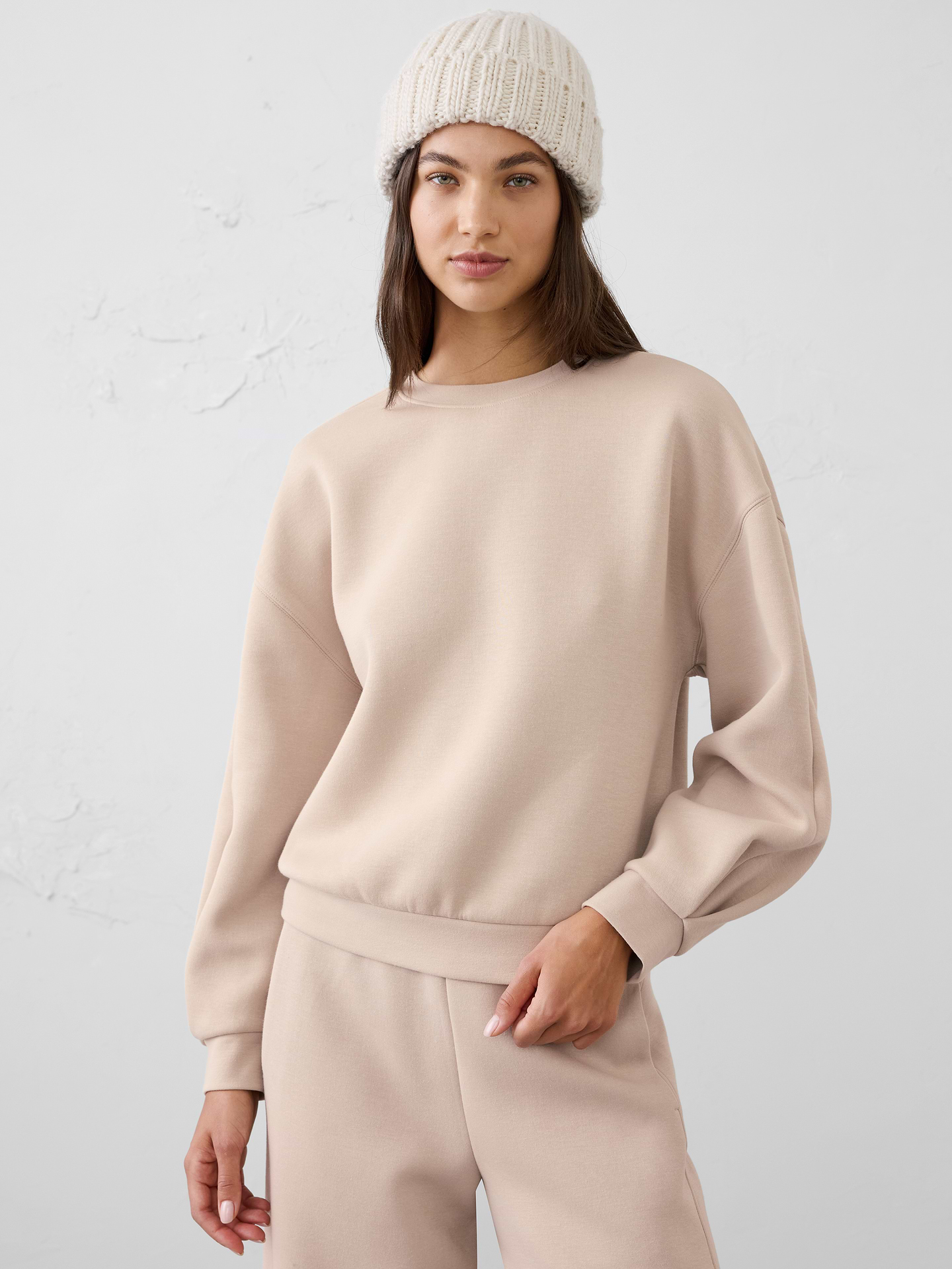 Image 1 of 4, Crafted from our best‑selling Weekender fabric, this sweatshirt combines exceptional softness with built‑in stretch for all‑day comfort and ease of movement. Comfortable yet polished, it’s an effortless go‑to for everyday wear., Crew neck. Long sleeves with folded band cuffs., Drop shoulders., Made exclusively for Banana Republic Factory., Product #1185883