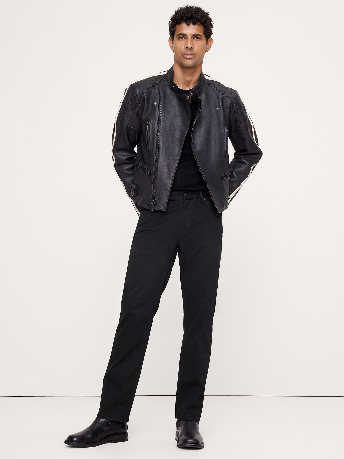 Image 1 de 8, Notre plus beau pantalon Voyageur à ce jour. Nous avons conservé la même coupe (pourquoi changer ce qui est parfait?), mais nous avons opté pour un tissu qui contient plus de sergé pour lui donner une allure plus robuste et rétro., Coupe droite: taille mi-basse. Jambe droite., Tissu provenant de l’usine textile italienne Olimpias., Braguette à glissière avec fermeture à bouton. Passants de ceinture., Modèle à cinq poches., Produit #690906