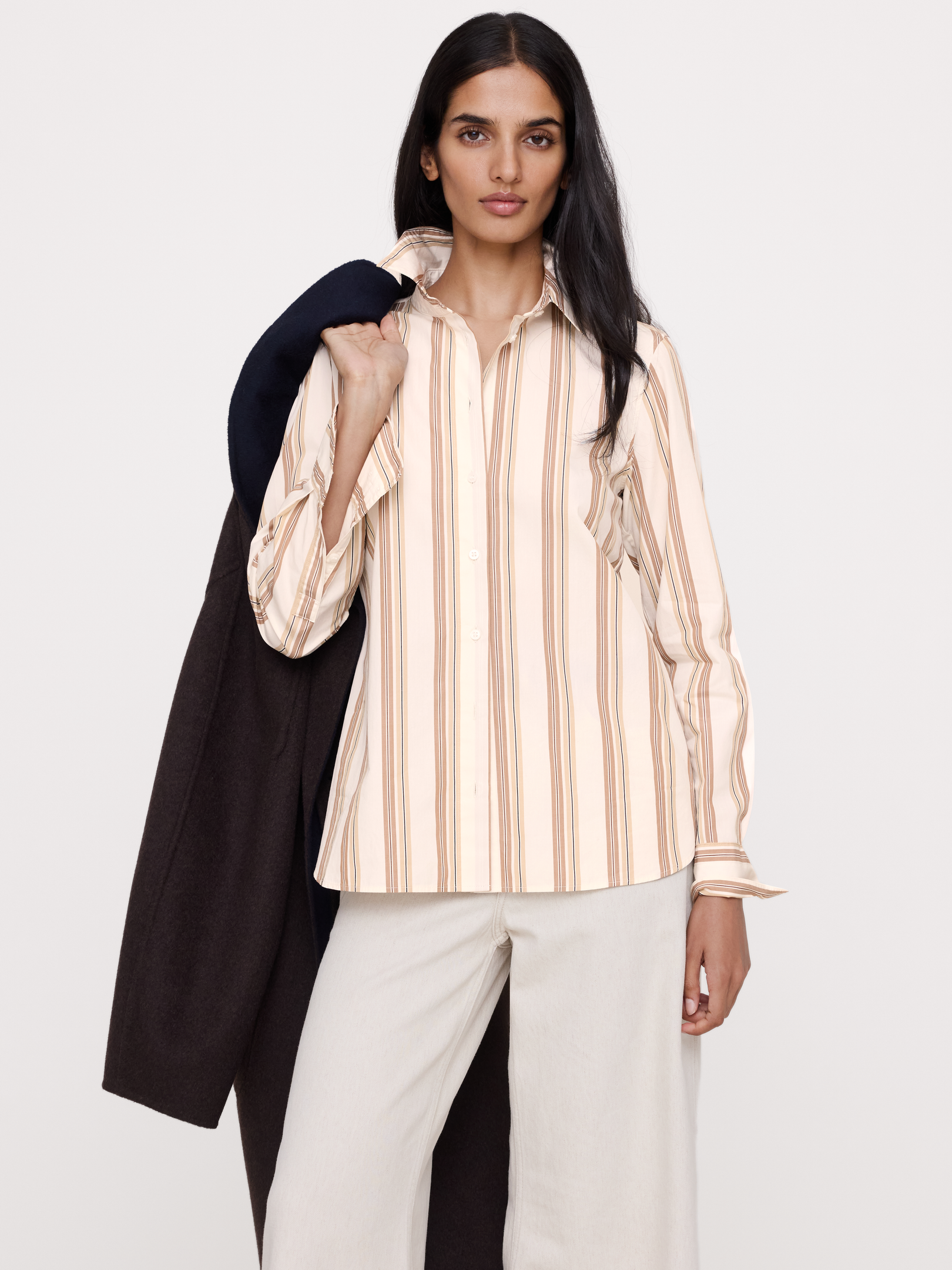 Image 1 de 8, La chemise préférée de notre équipe de conception. Nous avons perfectionné la coupe de cette chemise pour qu’elle soit décontractée, mais jamais négligée. Modèle fait en popeline 100 % coton et délavé pour une douceur incomparable., Coupe de tous les jours: ajustée aux épaules et décontractée à la poitrine et à la taille., Col en pointe. Boutons nacrés sur le devant., Ourlet arrondi., Produit #709387