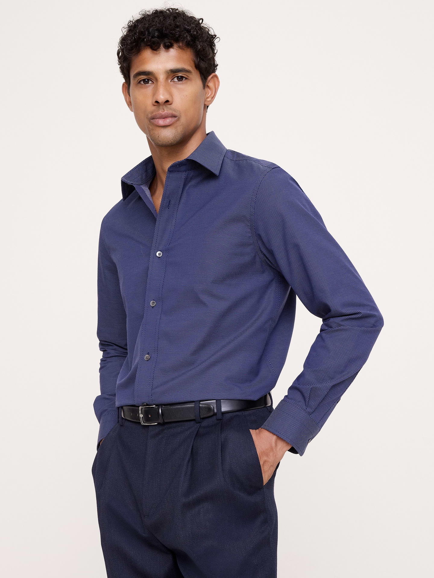 Image 1 de 8, Conçue pour être facile à porter et à entretenir, cette chemise habillée élégante est confectionnée dans une popeline de coton spéciale dotée de la technologie de coton PUREPRESS™, un procédé qui lisse et protège le tissu pour un fini infroissable ., Coupe standard: coupe confort droite., Col italien; devant boutonné., Pan de chemise arrondi., Produit #860790