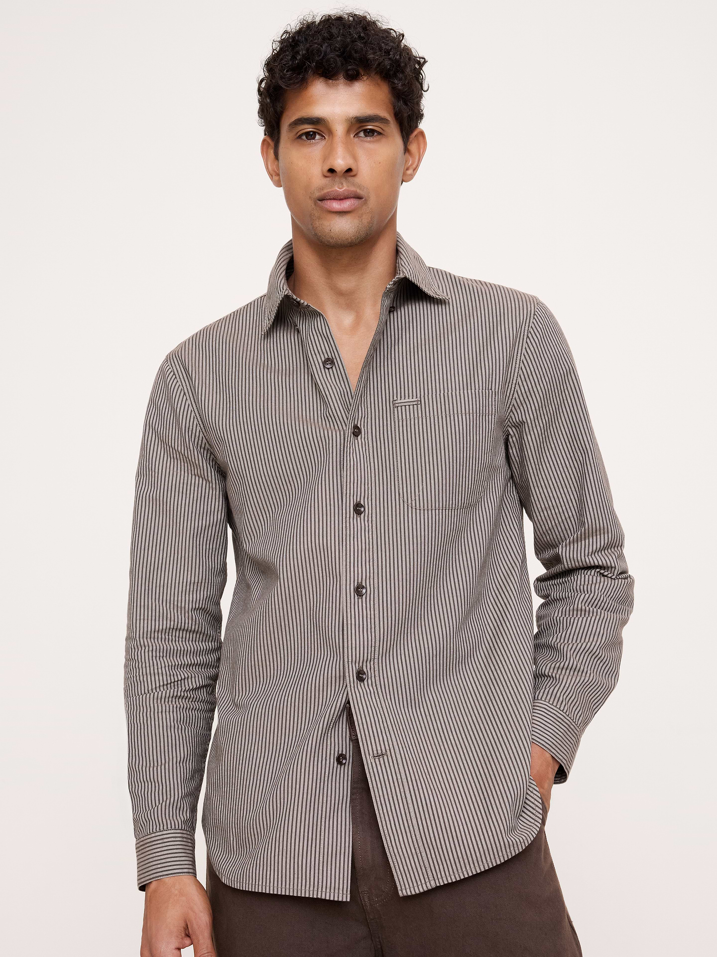 Image 1 de 8, Notre modèle le plus pratique à ce jour. Notre chemise Oxford se porte aussi bien au bureau que lors d’escapades de fins de semaine. Elle est confectionnée dans un tissu 100 % coton spécialement lavé pour un fini super doux. Nous avons même ajouté un crochet pour les lunettes sur la poche afin qu’elles soient toujours à votre portée., Coupe standard: coupe confort droite., Col boutonné., Poche de poitrine., Pan de chemisier arrondi., Produit #906437