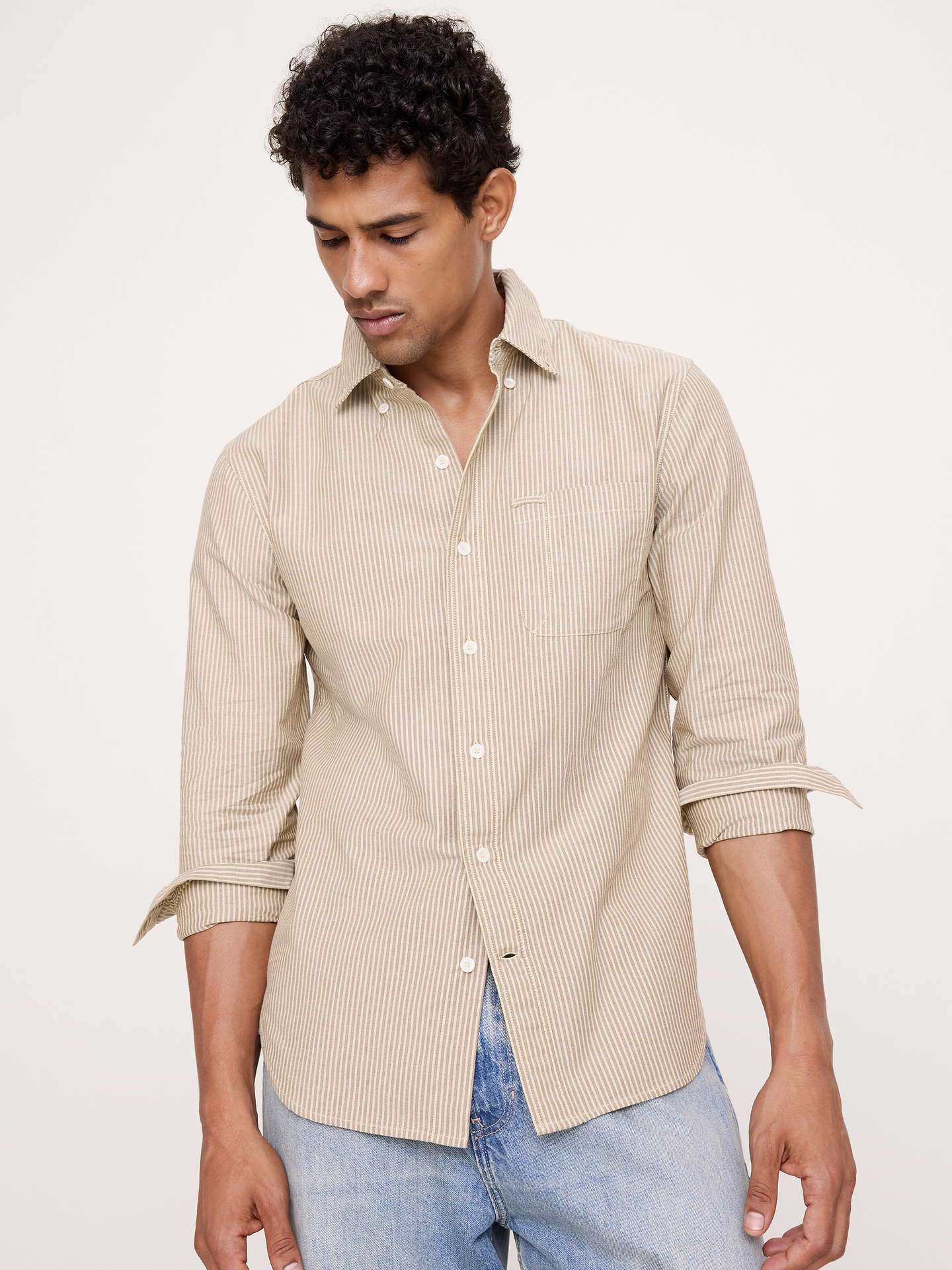 Image 1 de 8, Notre modèle le plus pratique à ce jour. Notre chemise Oxford se porte aussi bien au bureau que lors d’escapades de fins de semaine. Elle est confectionnée dans un tissu 100 % coton spécialement lavé pour un fini super doux. Nous avons même ajouté un crochet pour les lunettes sur la poche afin qu’elles soient toujours à votre portée., Coupe standard: coupe confort droite., Col boutonné., Poche de poitrine., Pan de chemisier arrondi., Produit #906437