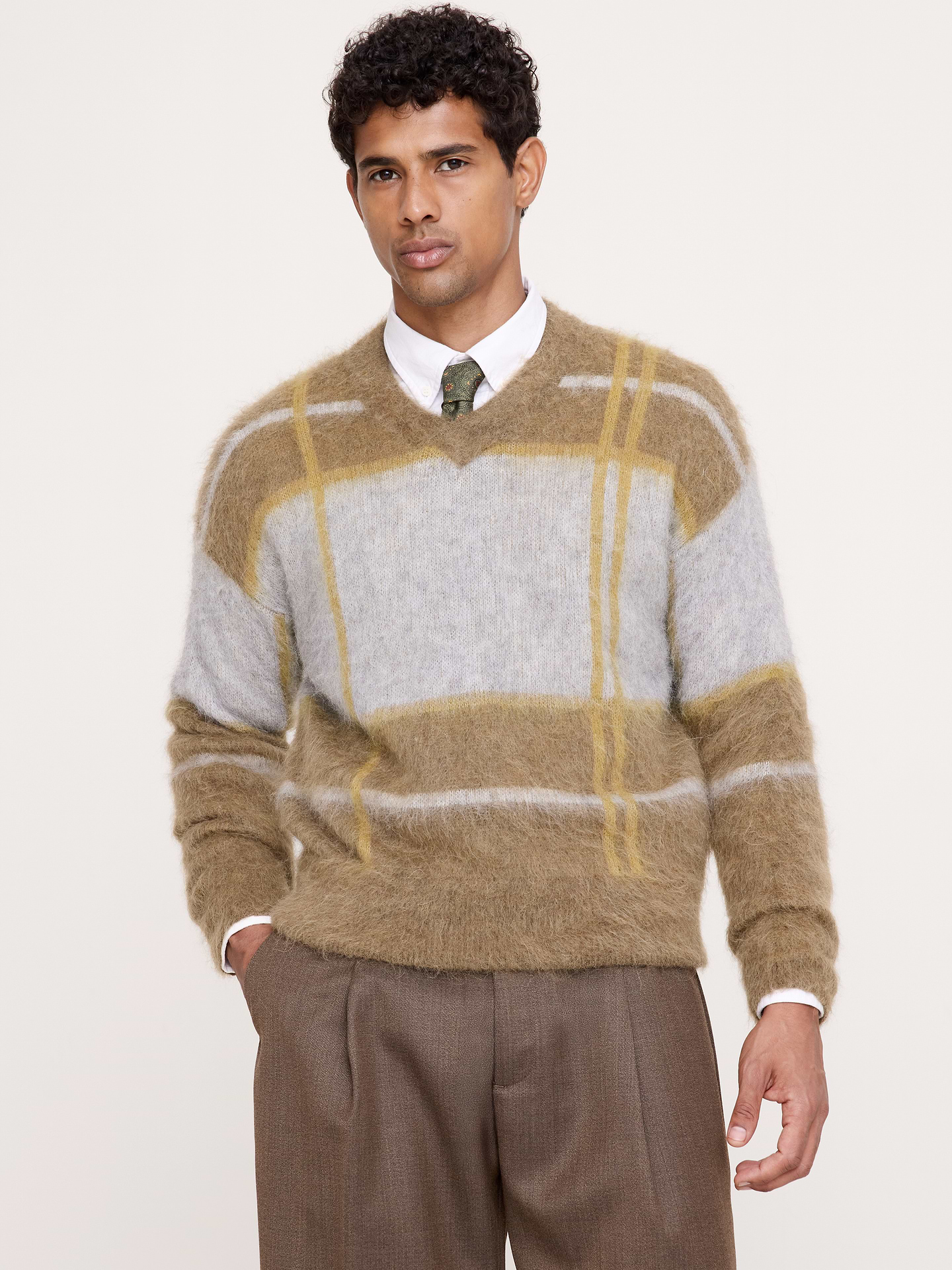Image 1 de 7, Pour ce chandail en mélange d’alpaga, nous avons opté pour une coupe confort et un fini brossé pour qu’il soit ultra-doux au toucher., Coupe décontractée: coupe droite et ample. Emmanchure basse., Tissu provenant de la filature italienne Millefili., Encolure en V., Ourlet droit., Produit #906813
