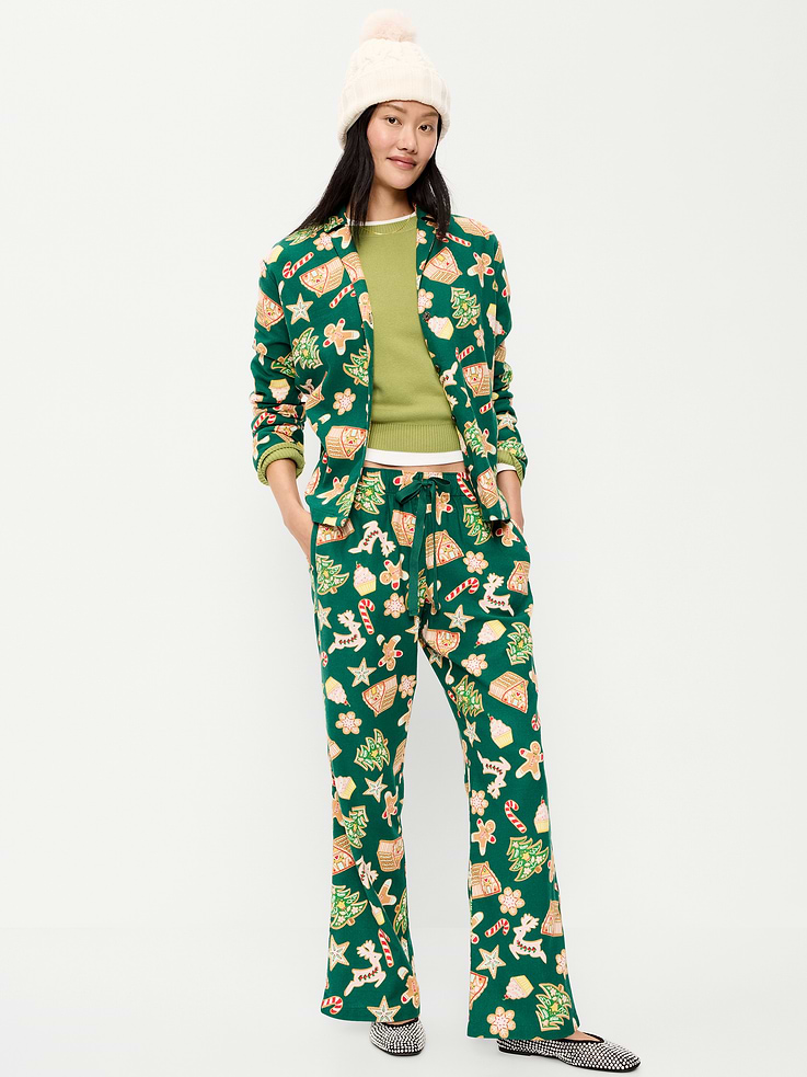 Image 1 de 8, Nos pyjamas assortis sont parfaits pour rester bien au chaud cette saison!, Comprend un haut de pyjama et un pantalon assorti., Col évasé., Manches longues., Boutonnage sur le devant., Pantalon de pyjama à taille élastique., Poches sur les coutures., Motifs assortis pour la famille., Produit #908784