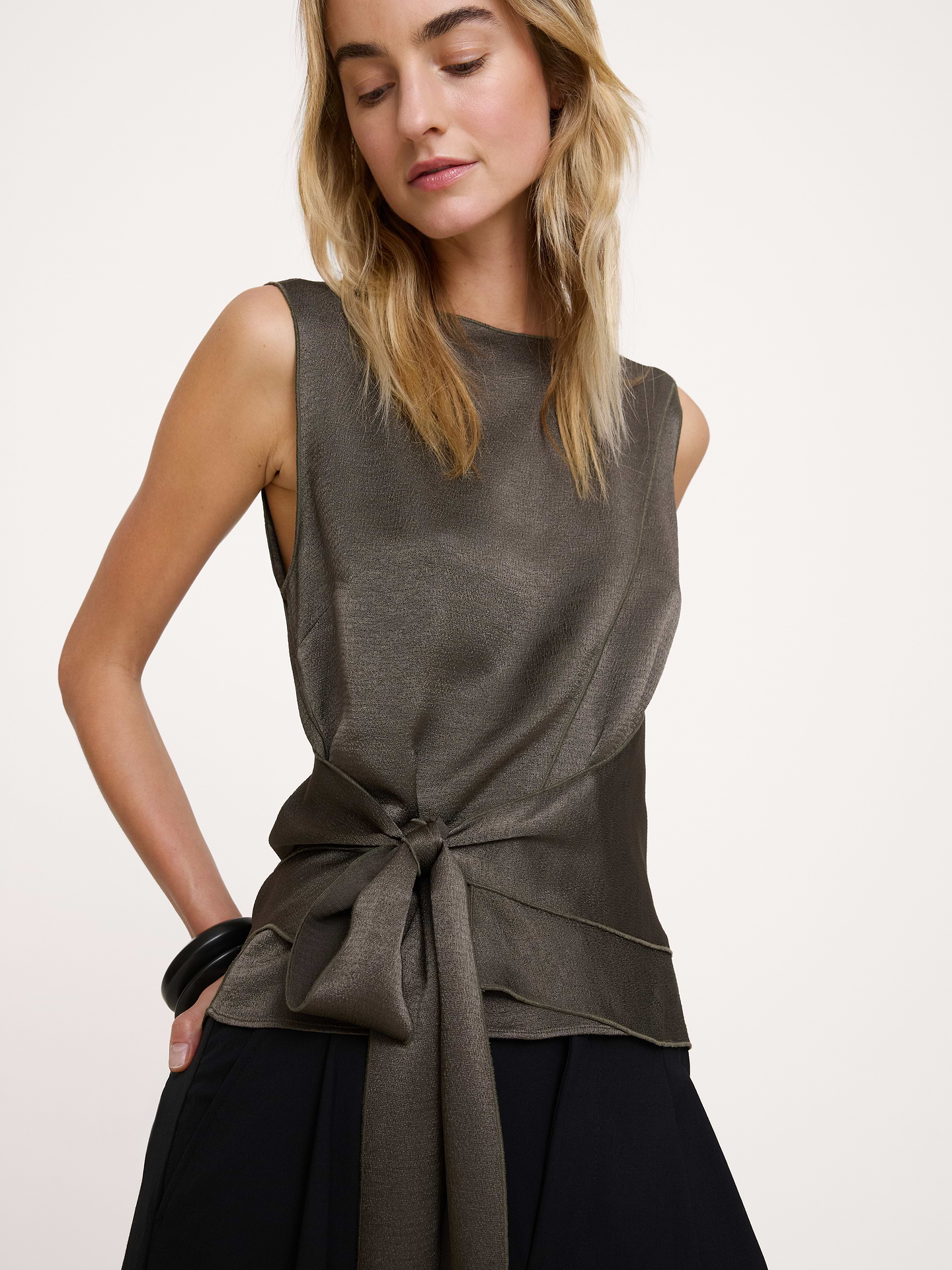 Image 4 de 8, Camisole nouée sur le devant en satin martelé