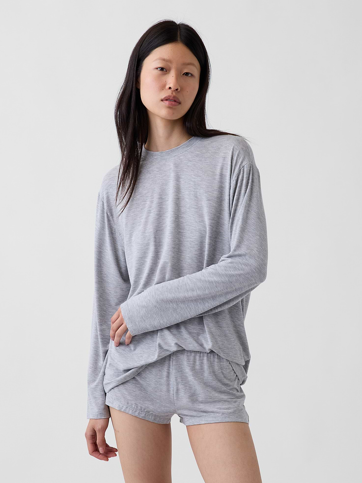 Image 1 de 4, Le pyjama en modal de vos rêves. Divinement doux. Naturellement frais. Légèrement extensible. Pour dormir ou se détendre en tout confort., Modal ultra-doux et extensible. Coupe longue surdimensionnée., Ras du cou., Manches longues à emmanchure basse., Produit #1182047