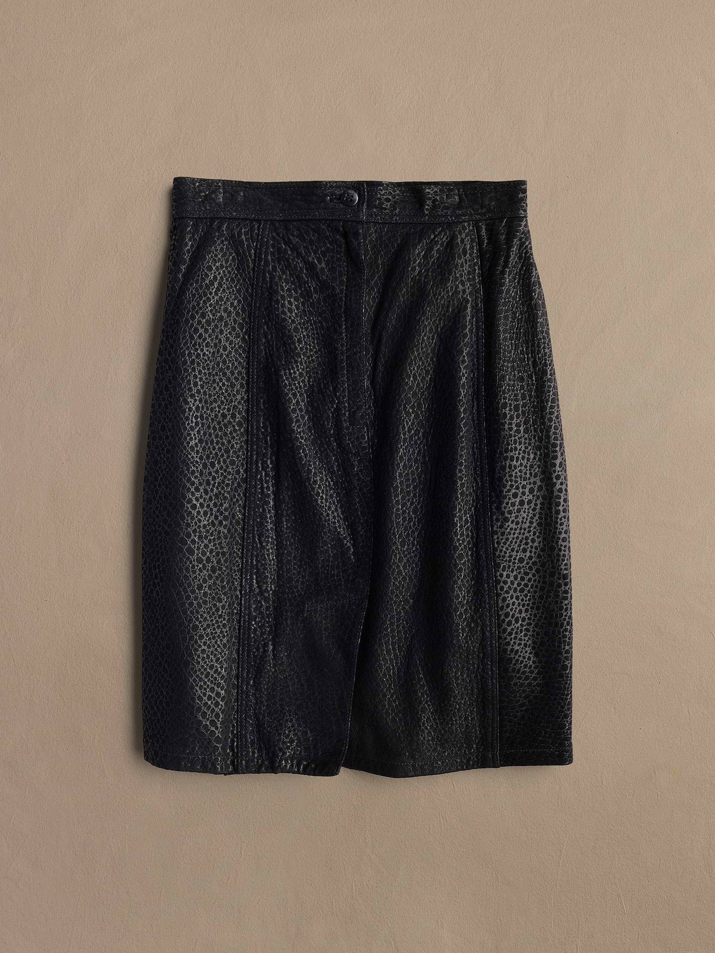 Image 1 of 2, Archive: Discover authentic, hand-sourced vintage from the ’80s, ’90s and '00s. Available in limited drops., Tag size: Women's 8, *This is a vintage item with signs of wear and a natural patina from its previous lives. We recommend handling and cleaning with care to preserve its condition and extend its lifespan., Product #1202521