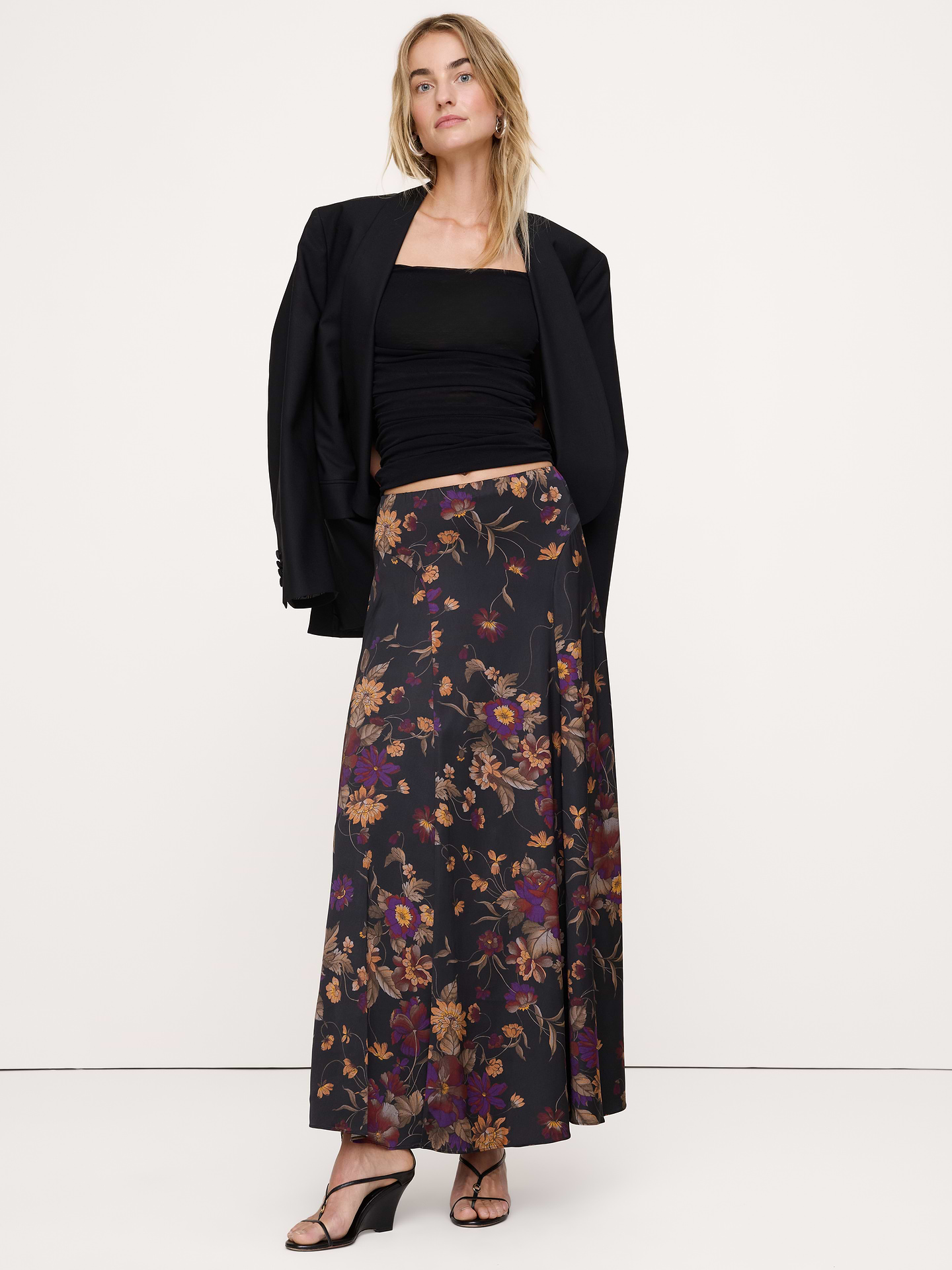 Image 1 de 5, Si vous aimez les belles choses de la vie. Nous avons confectionné cette jupe dans un satin extensible que nous adorons, car il est superbe (et agréable) à porter. De plus, nous avons taillé les panneaux en biais afin de créer un drapé et une fluidité magnifiques., Coupe trapèze: taille haute. Taille cintrée et silhouette évasée., Taille élastique (extensible)., Ourlet droit., Sans doublure., Produit #915537