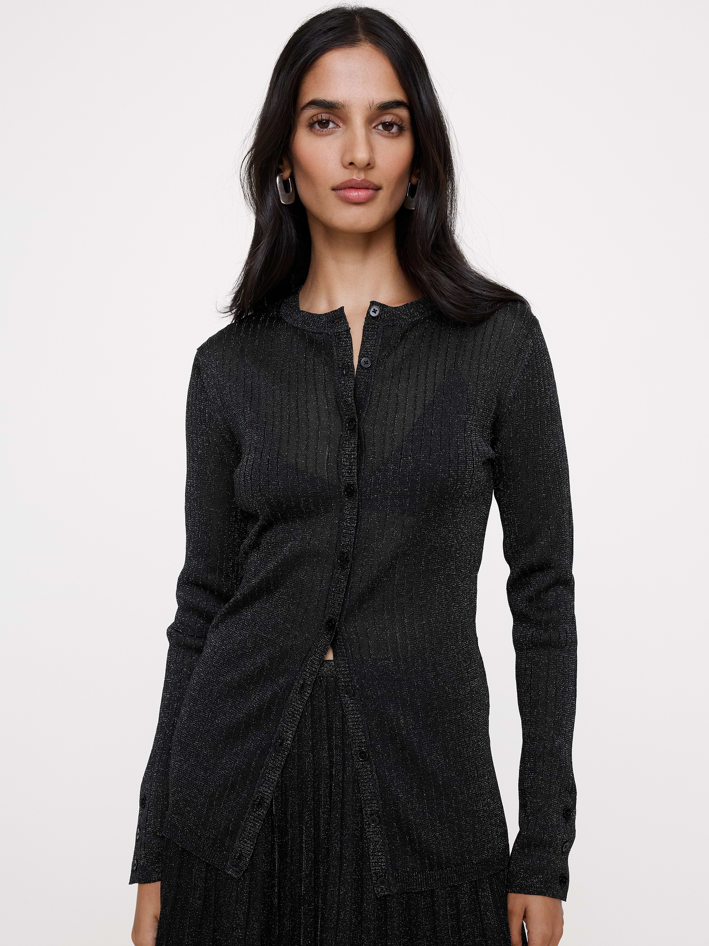 Image 1 de 8, Cet élégant cardigan en tricot légèrement métallisé est rehaussé d’une variété de points côtelés pour souligner sa silhouette près du corps., Coupe: ajustée. Se porte près du corps., Tricot fabriqué par la filature italienne Lanificio Dell’Olivo., Encolure ras du cou; boutons à l’avant., Ourlet droit., Produit #1181574