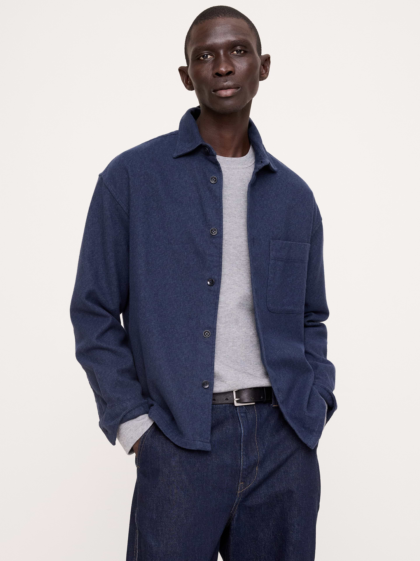 Image 1 de 5, Indispensable par temps froid, nous adorons cette chemise en flanelle de poids moyen parce qu’elle est extrêmement douce et assez chaude pour être superposée. De plus, elle est faite de coton biologique certifié, exactement comme nous l’aimons., Coupe décontractée: coupe droite et ample, avec emmanchure basse., Col italien; devant boutonné., Poche de poitrine., Ourlet droit., Produit #906439