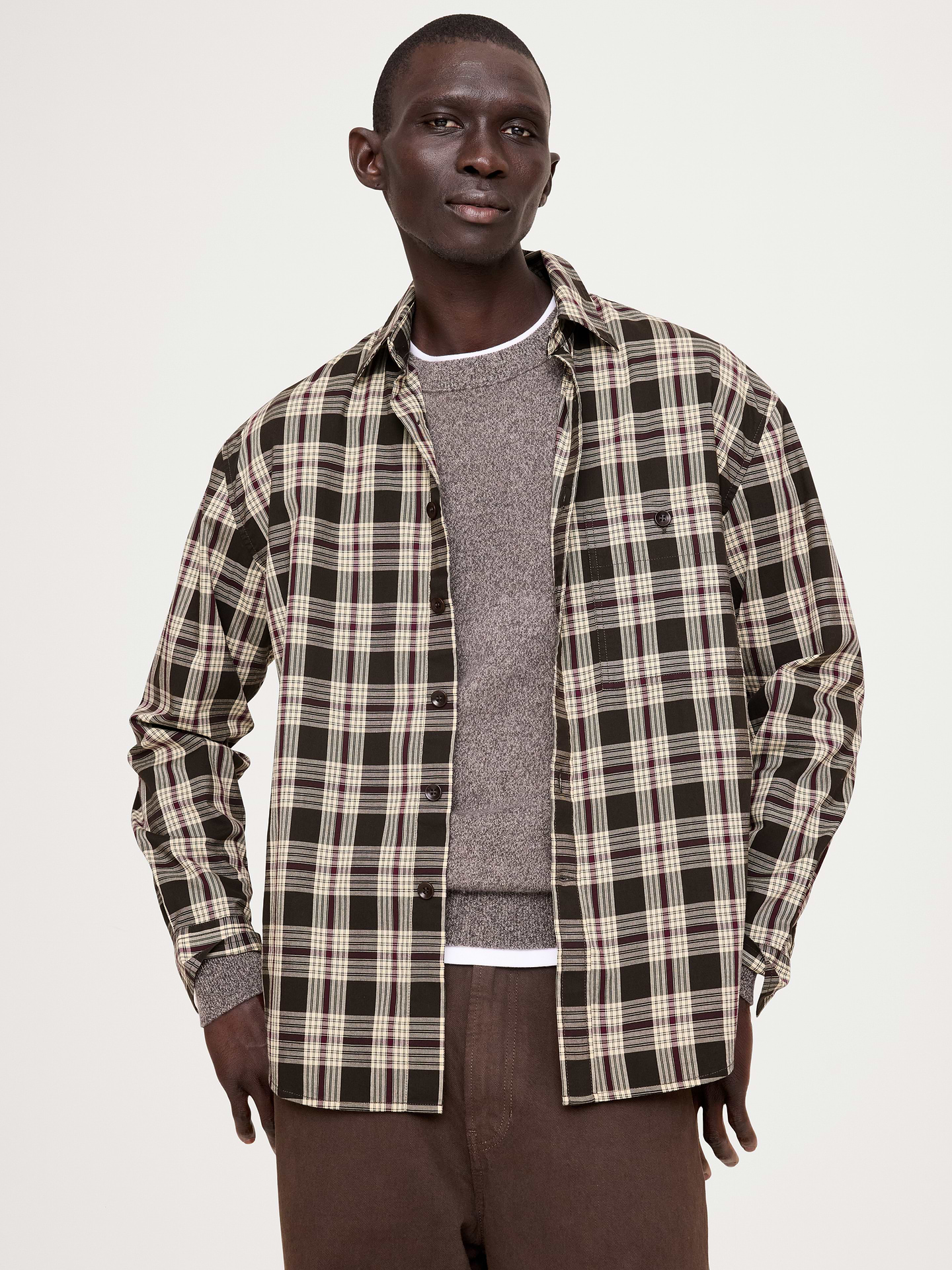 Image 1 de 8, Notre chemise en popeline la plus populaire est maintenant offerte dans une coupe décontractée. Nous avons utilisé un procédé de lavage spécial qui lui confère une douceur exquise. Repassez-la pour un fini impeccable ou laissez tomber le fer pour une allure décontractée légèrement froissée., Coupe décontractée: coupe droite et ample, avec emmanchure basse., Col italien; devant boutonné., Poche poitrine., Pan de chemisier arrondi., Produit #892582