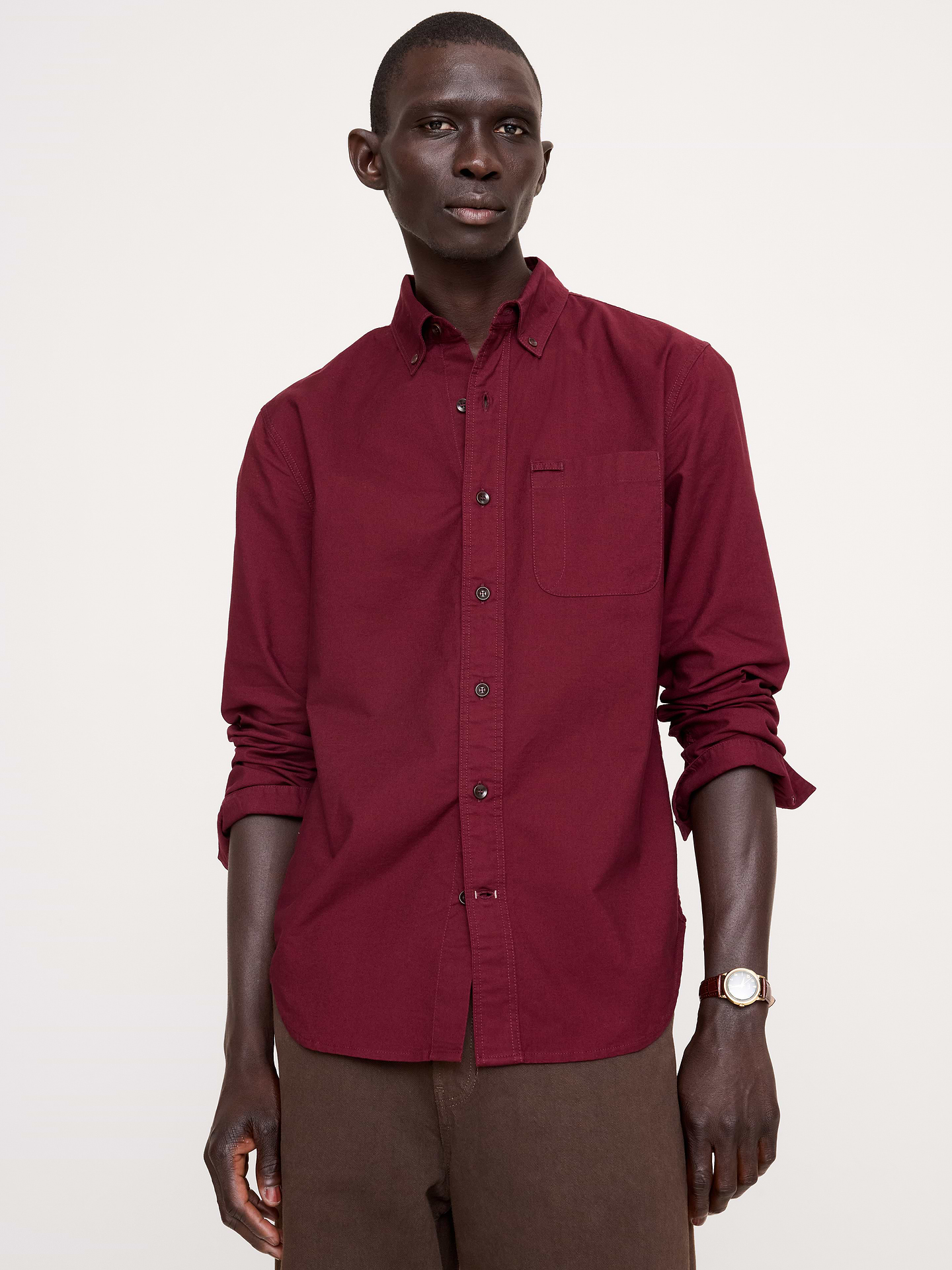 Image 1 de 8, Notre modèle le plus pratique à ce jour. Notre chemise Oxford se porte aussi bien au bureau que lors d’escapades de fins de semaine. Elle est confectionnée dans un tissu 100 % coton spécialement lavé pour un fini super doux. Nous avons même ajouté un crochet pour les lunettes sur la poche afin qu’elles soient toujours à votre portée., Coupe standard: coupe confort droite., Col boutonné., Poche de poitrine., Pan de chemisier arrondi., Produit #906437