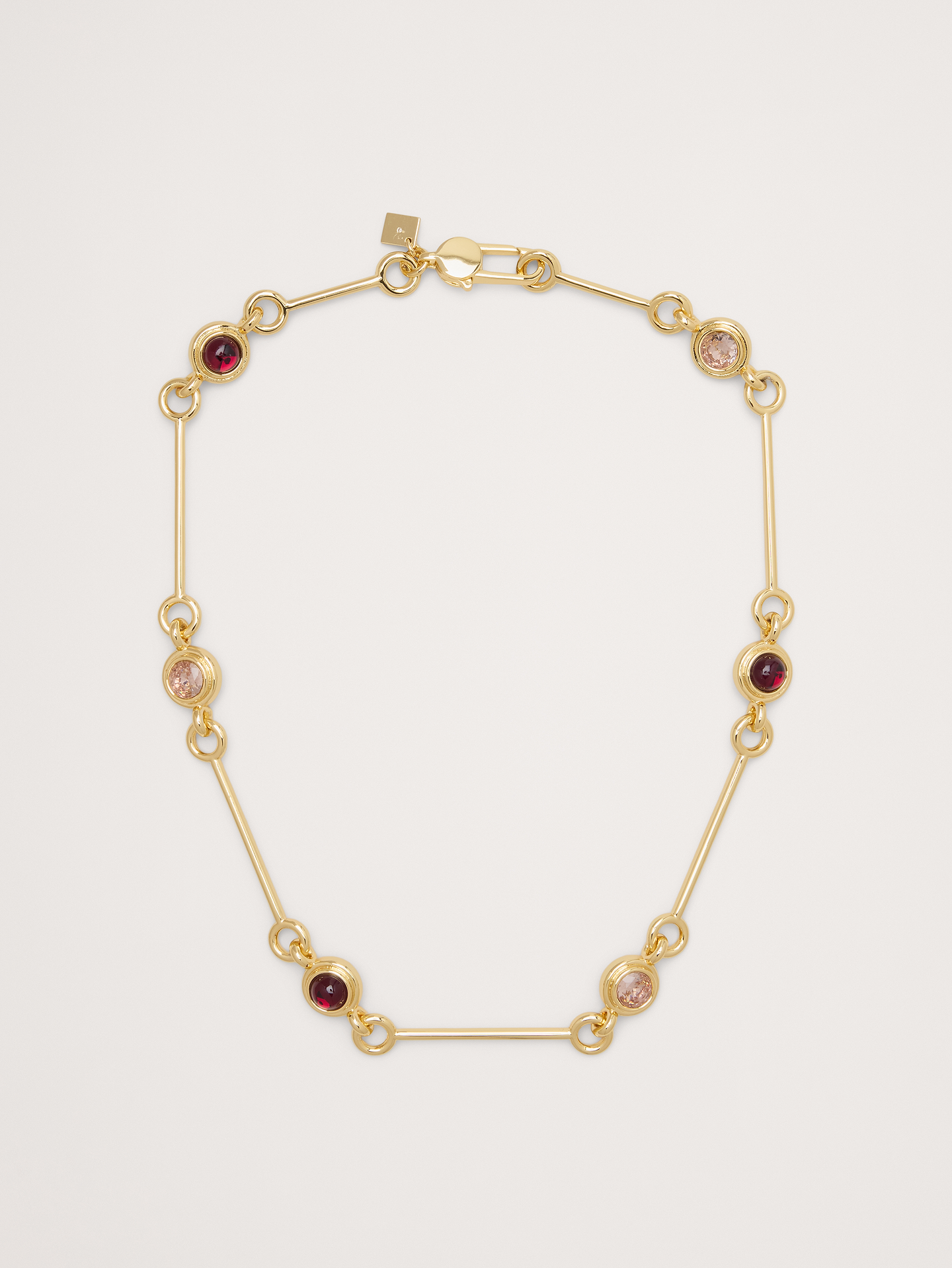 Image 1 de 3, Une série de maillons longs et courts s’entrecroisent avec des pierres précieuses brillantes, dans votre choix de laiton plaqué or 14 carats ou argent 999., Laiton plaqué or 14 carats ou argent 999., Fermoir à ressort., Pierres de quartz mangue et de calcédoine bleue., Produit #894346