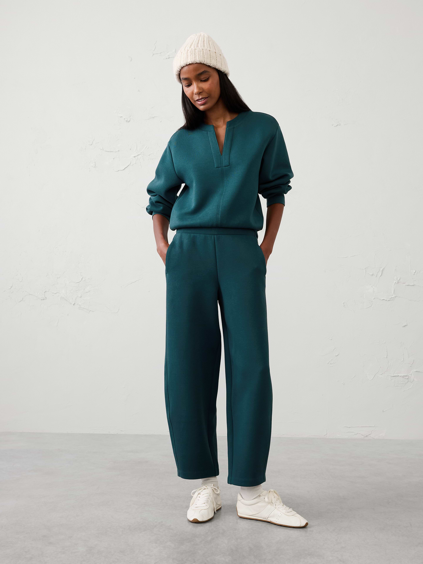 Image 1 of 8, Our best‑selling Weekender fabric returns in a modern barrel‑leg silhouette. Soft with built‑in stretch, it delivers all‑day comfort with a fresh, fashion‑forward shape., Relaxed fit. Mid rise. Barrel leg. Tapered ankle length., Pull on. Flat waistband., Elasticated back waist., Front and back pockets., Made exclusively for Banana Republic Factory., Product #1178133