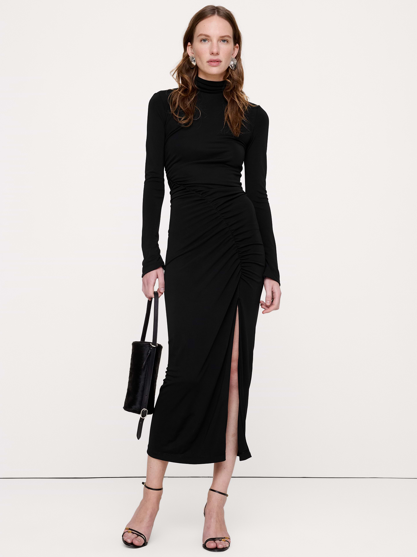 Image 1 de 5, Un modèle flatteur à souhait. Cette robe longue moulante est confectionnée dans un tricot de jersey (elle est donc douce comme un t-shirt et d’une superbe allure). Soulignons les détails froncés au centre et la fente latérale qui permet de mettre vos chaussures en valeur., Tissu extensible qui s’ajuste à la silhouette., Col roulé conçu pour les soutiens-gorge., Produit #1182126