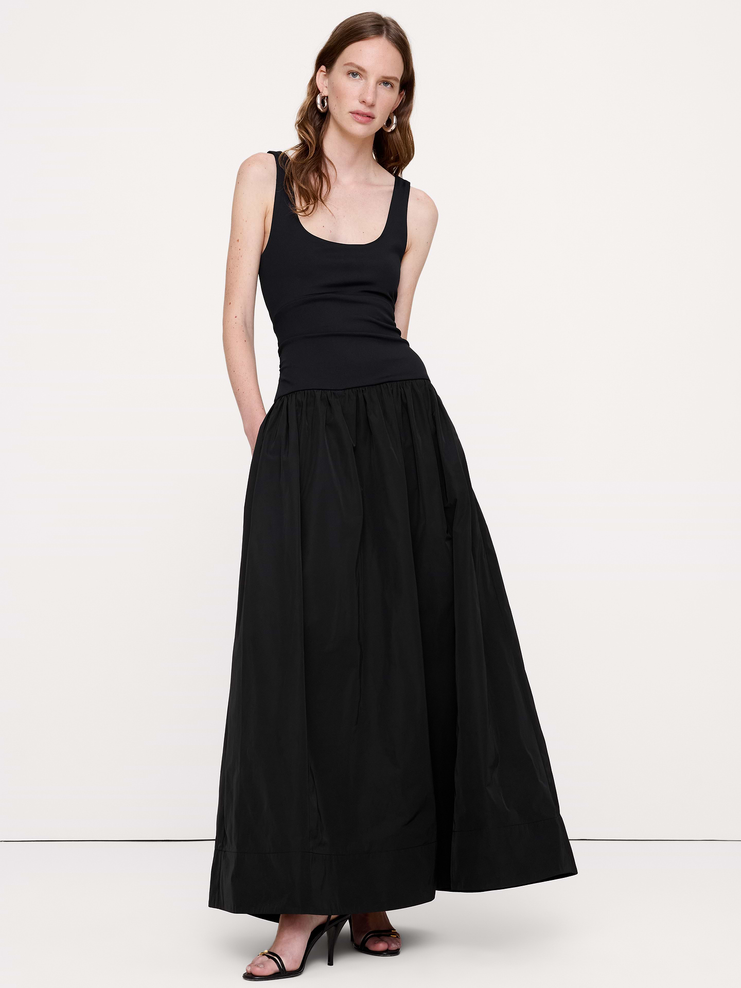 Image 1 de 8, Nous avons réinventé la robe à taille basse de la saison en alliant un jersey doux de t-shirt et un taffetas légèrement structuré., Coupe ajustée et évasée: haut et taille ajustés, jupe évasée., Encolure dégagée avec bretelle bain de soleil. Modèle adapté aux soutiens-gorge., Poches sur les coutures latérales., Sans doublure., Produit #1189463