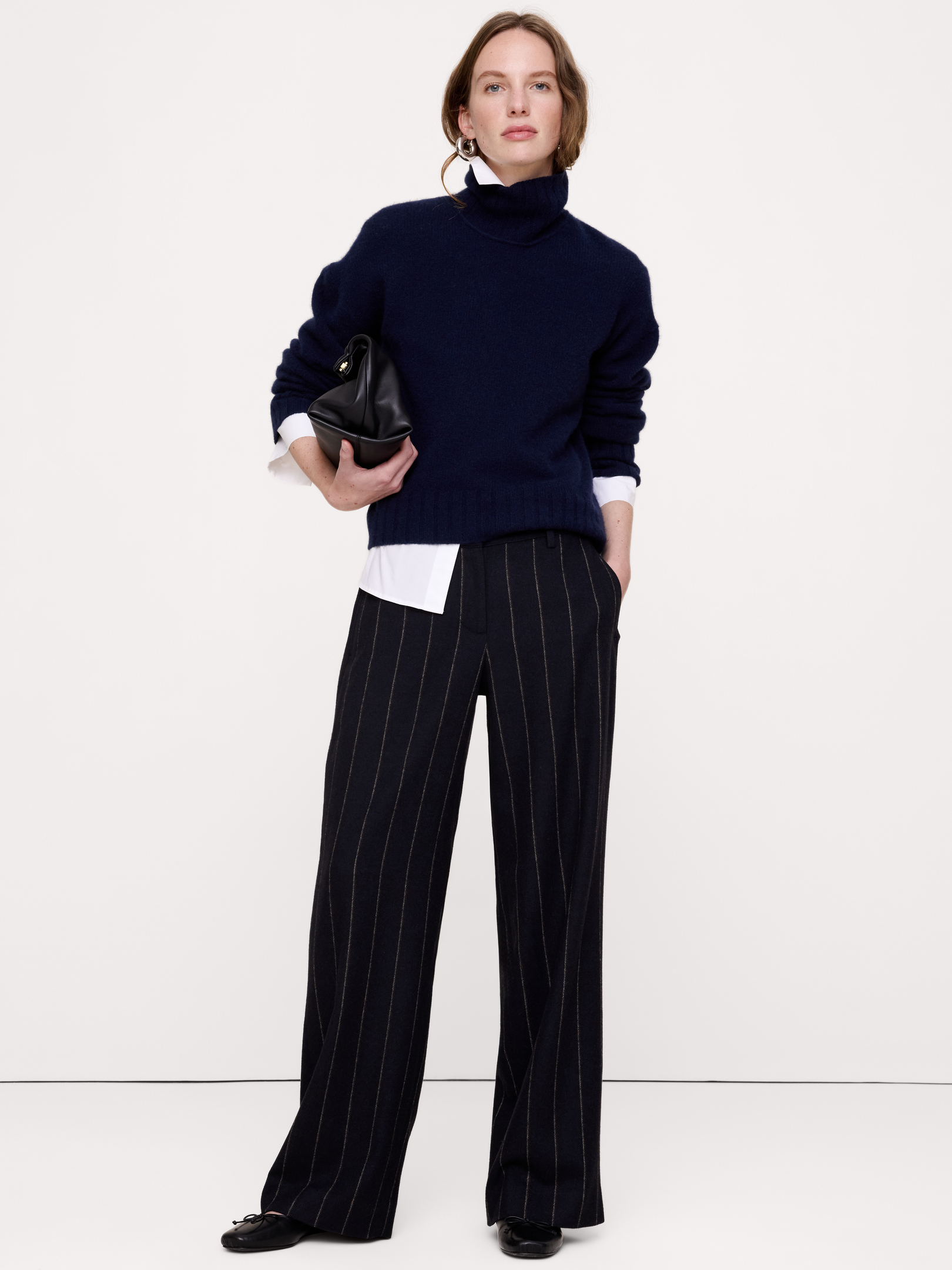 Image 1 de 5, Notre pantalon passe-partout de tous les jours est confectionné dans une ravissante flanelle. Il est doté d’une taille élastique dissimulée et de poches utilitaires inspirées de modèles de nos archives. Que vous le portiez de façon chic ou décontractée, vous ne voudrez plus vous en passer., Jambe large et taille mi-basse: taille mi-basse. Hanche et cuisse décontractées, jambe large. Pleine longueur., Tissu fabriqué à la filature italienne Manifattura Emmetex., Braguette à glissière avec fermeture à agrafes. Passants de ceinture., Taille élastique confort à l’arrière., Poches sur le devant et à l’arrière., Sans doublure., Produit #1183114