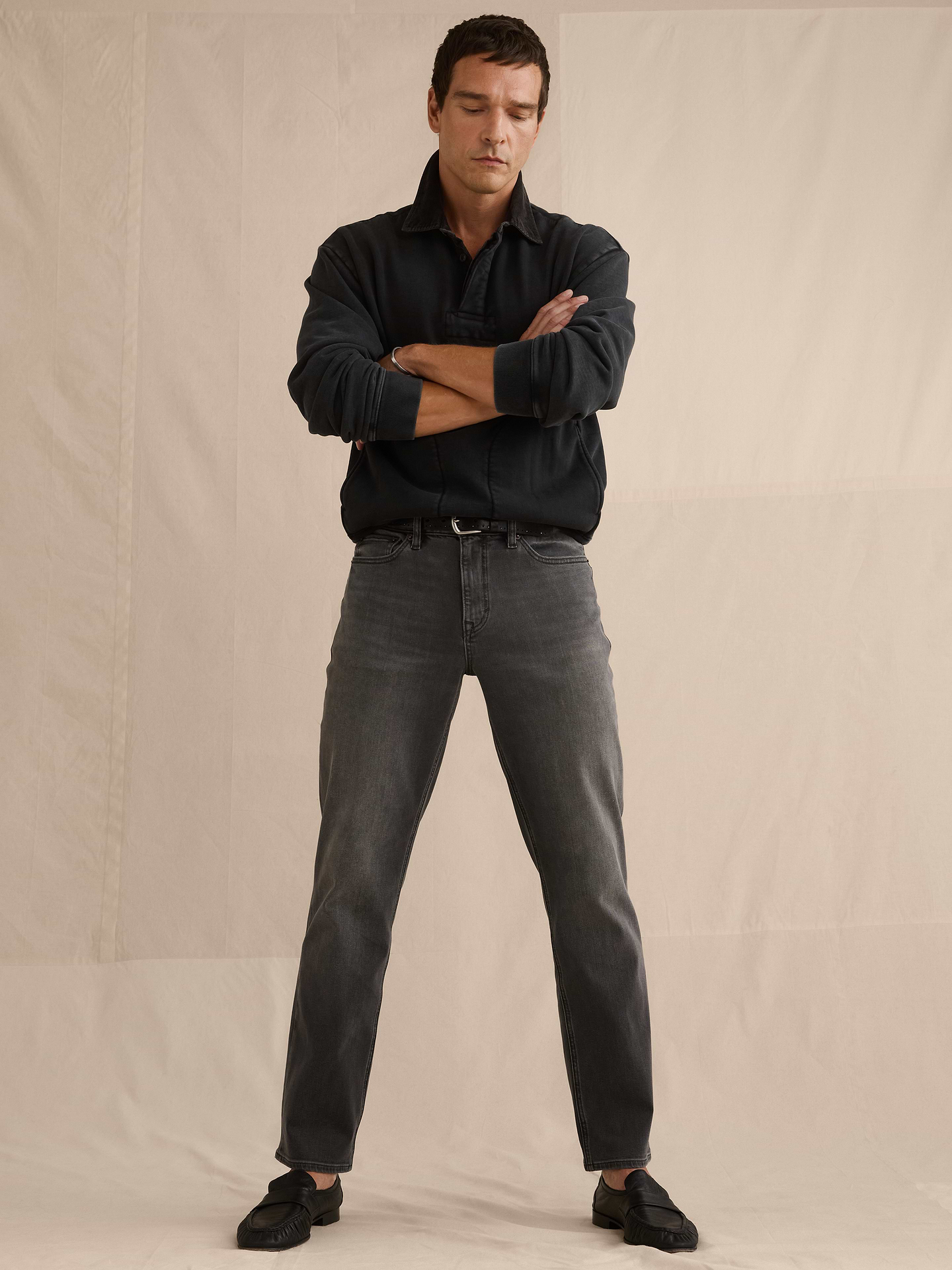 Image 1 de 8, Notre jean Voyageur luxueux est confectionné dans un tissu ultra-fin et extensible pour une meilleure liberté de mouvement. De plus, nous avons conçu ce jean avec un intérieur brossé (comme votre chandail en molleton préféré) pour un confort suprême., Coupe droite: taille basse moyenne. Cuisse étroite. Extrémité droite: 39, 5 cm (à partir de la taille 32)., Durabilité: Fait en lyocell TENCEL™ à 28 %, une fibre de source durable provenant d’arbres cultivés de façon responsable., Braguette à glissière avec fermeture à bouton., Modèle à cinq poches., Produit #693560