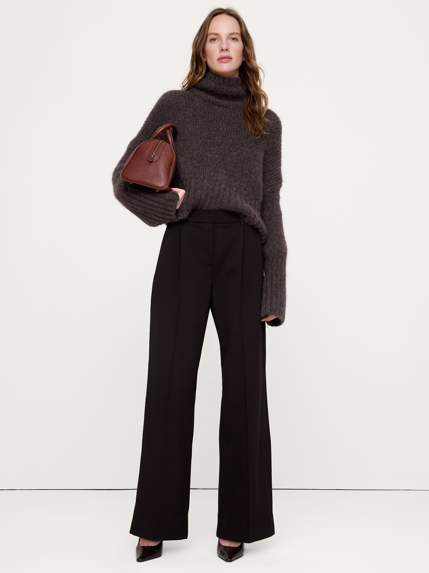 Image 1 de 8, Modèle élégant et confortable. Regardez attentivement: nous avons coupé ce pantalon élégant à jambe large avec des plis prononcés sur le devant et un pli de pantalon, mais nous avons opté pour une ceinture élastique facile à porter. Confectionné dans un tricot point de Rome mi-épais que nous adorons pour sa douceur, son extensibilité et son drapé magnifique., Taille haute, jambe large: taille haute. Taille et hanche étroites, cuisse décontractée et jambe large. Pleine longueur., Taille élastique. Passants de ceinture., Poches à l’avant et à l’arrière., Sans doublure., Produit #875490