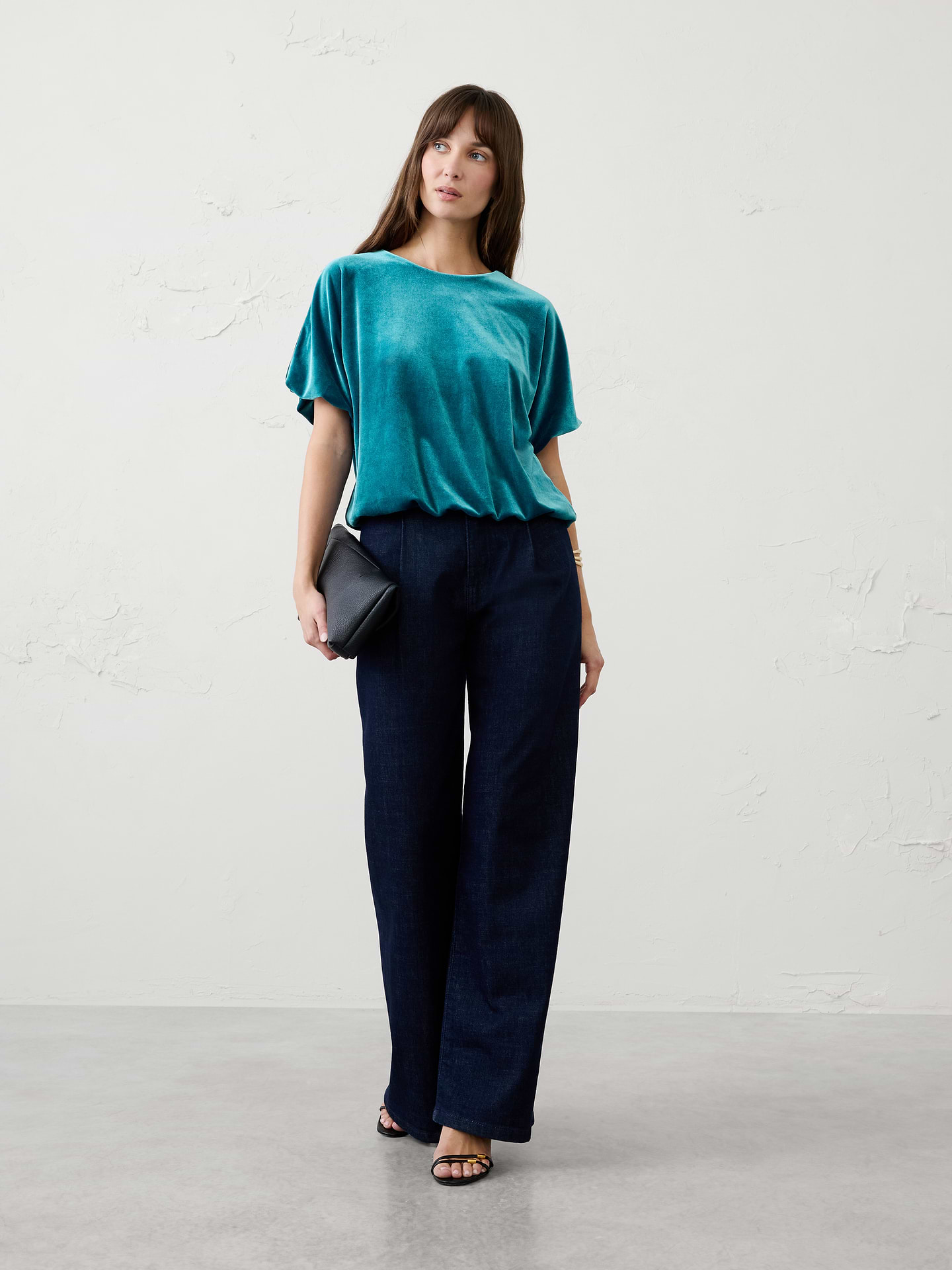 Image 1 of 4, Made from our ultra‑soft knit velvet, this top combines luxurious texture with effortless comfort. The modern bubble silhouette adds volume and shape, making it the perfect piece to elevate your festive wardrobe with ease., Round neckline. Elasticated dolman sleeves., Bubble hem adds volume., Made exclusively for Banana Republic Factory., Product #1186011