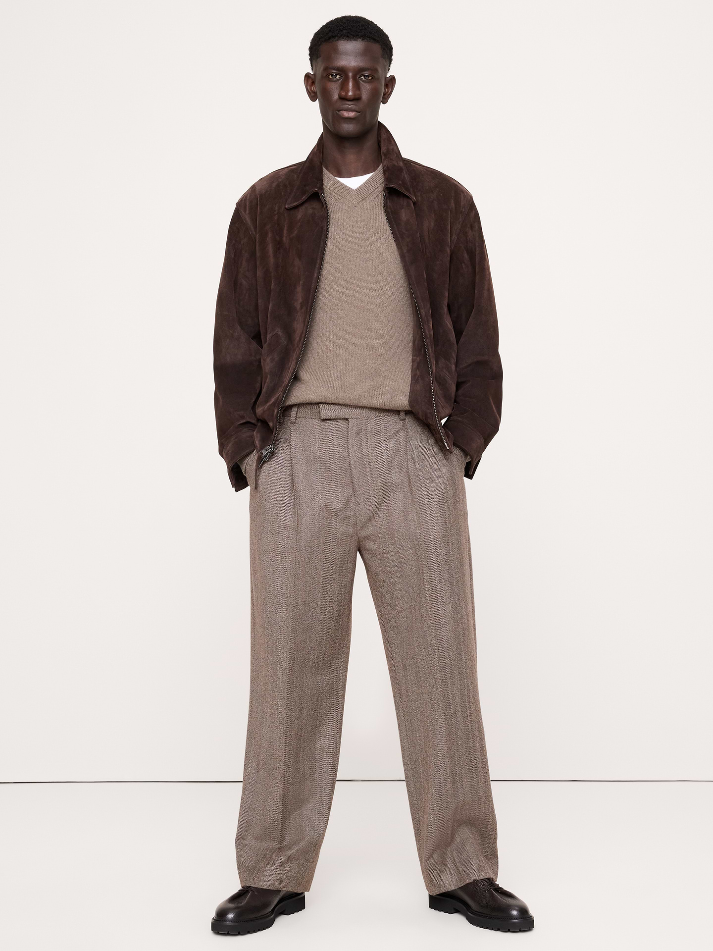 Image 1 de 7, Ce pantalon à plis est confectionné dans une laine ou un mélange de laine, à votre choix, que nous adorons pour sa douceur, son allure raffinée et son épaisseur idéale en toute saison. Nous avons opté pour une coupe décontractée et un devant à double pli pour une allure d’inspiration rétro., Coupe décontractée: taille mi-basse. Hanche et cuisse décontractées, jambe droite., Braguette à glissière et fermeture à agrafe. Passants de ceinture et fente à l’arrière de la ceinture pour un ajustement confortable et personnalisé., Poches sur le devant et à l’arrière., Doublure partielle., Produit #1179983