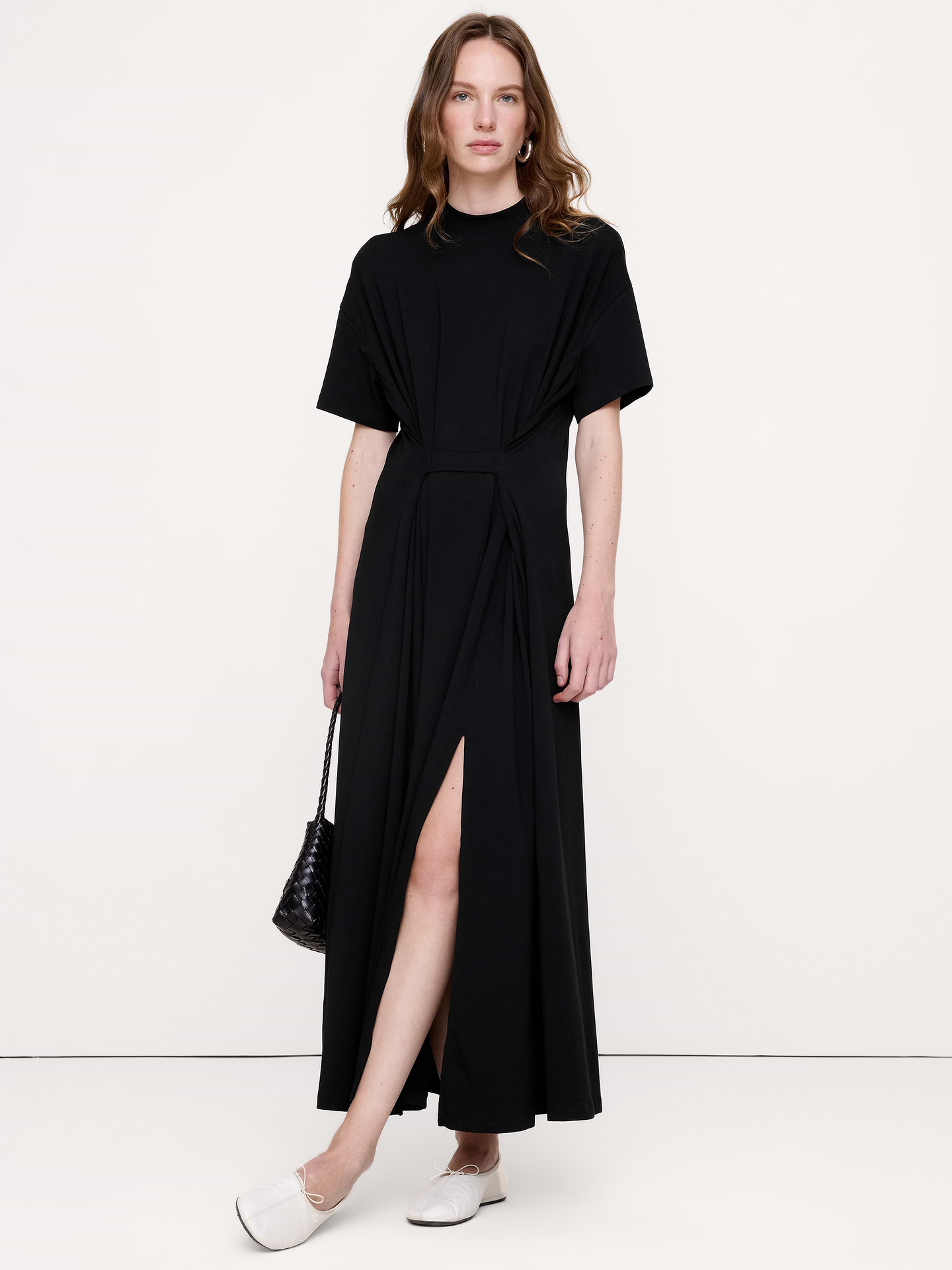 Image 1 de 6, Facile à porter et impossible à suranalyser. Une robe mi-longue surdimensionnée confectionnée dans notre jersey de coton extensible avec un lien à la taille qui rehausse parfaitement la silhouette., Coupe très surdimensionnée: très ample au niveau de la poitrine, des épaules et de la taille. Emmanchure basse., Col cheminée., Sans doublure., Produit #1180122