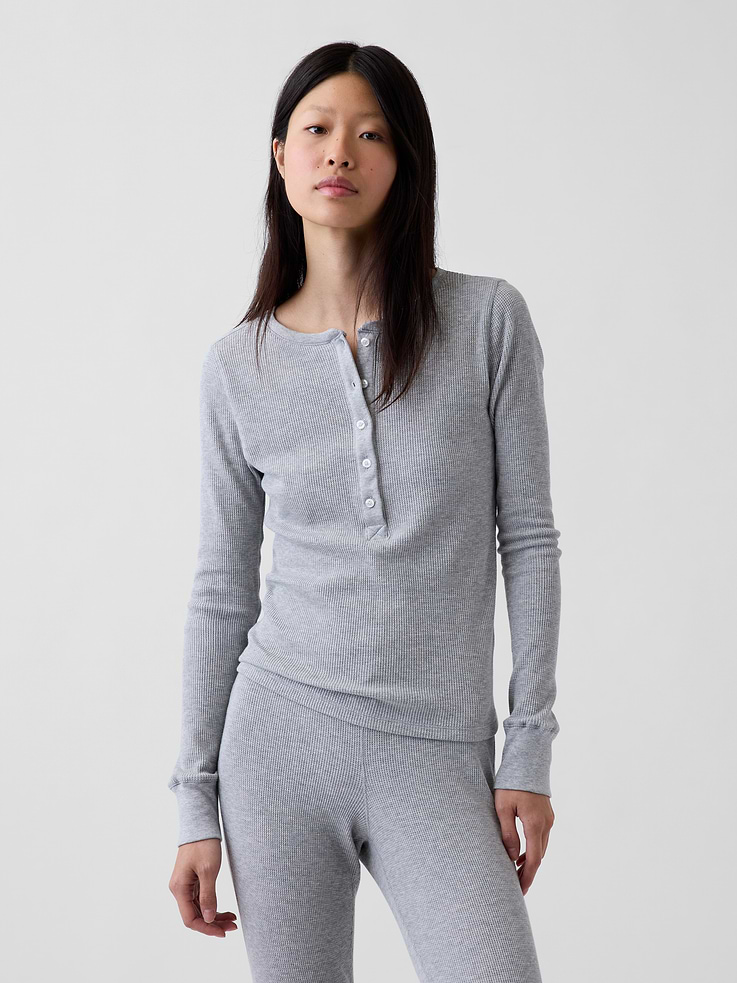 Image 1 de 4, Tricot gaufré doux., Ras du cou avec patte de boutonnage sur le devant., Manches longues avec poignets à bande., Ce produit a été fabriqué dans une usine qui investit dans l’égalité des genres et l’autonomisation des femmes grâce au programme Reimagining Industry to Support Equality (RISE). En savoir plus: Combler les lacunes en matière d’équité | Gap Inc. ., Produit #1186857