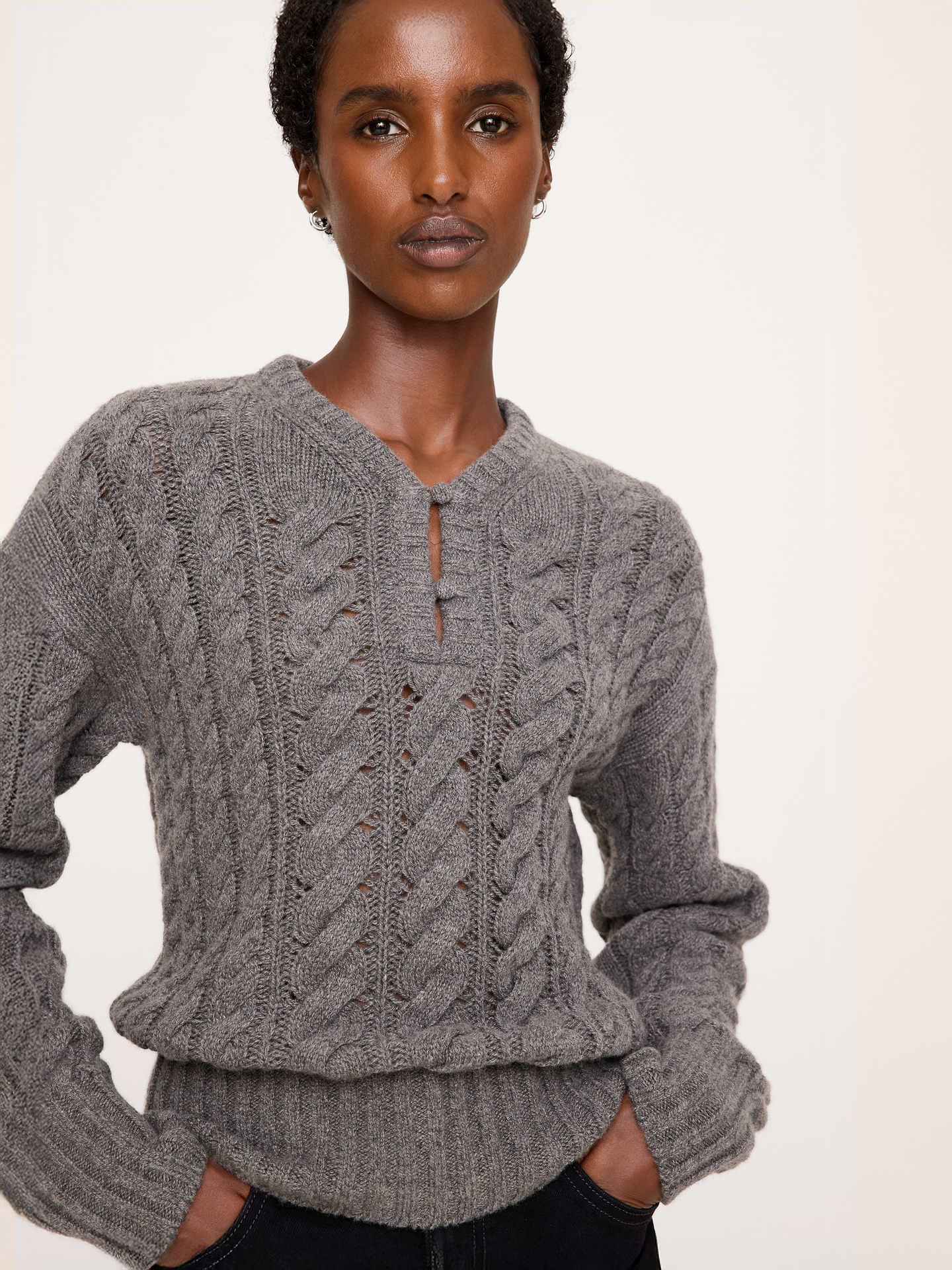 Image 1 de 7, Ce chandail doux en tricot torsadé combine la chaleur de la laine mérinos et de la laine de yak. Il est confectionné selon une technique de mailles désaiguillées qui lui confère une allure douillette sans être trop décontractée., Coupe décontractée: coupe droite et ample, avec emmanchure basse., Encolure en V avec patte de boutonnage., Ourlet droit., Produit #1180204