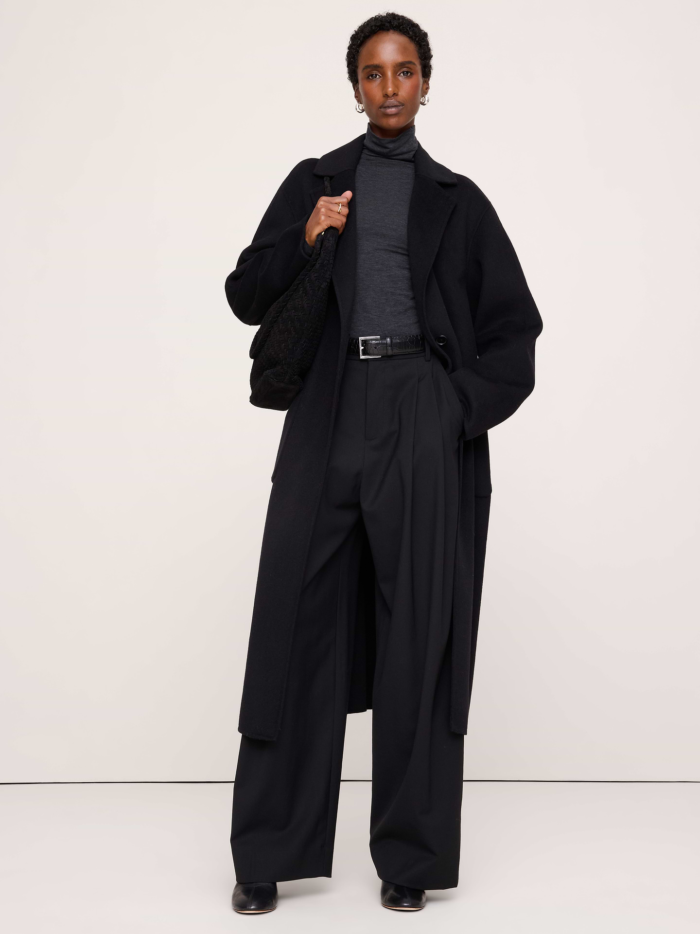 Image 1 de 8, Manteau élégant confectionné dans notre mélange de laine double face. Sa coupe décontractée est faite pour être portée avec aisance par-dessus vos tenues pendant les mois les plus froids., Coupe décontractée: décontractée au niveau des épaules, de la poitrine et de la taille., Col cranté et fermeture à boutons., Poches avant., Sans doublure., * Les modèles beige, bleu marine et vert olive sont entièrement réversibles., Produit #808595