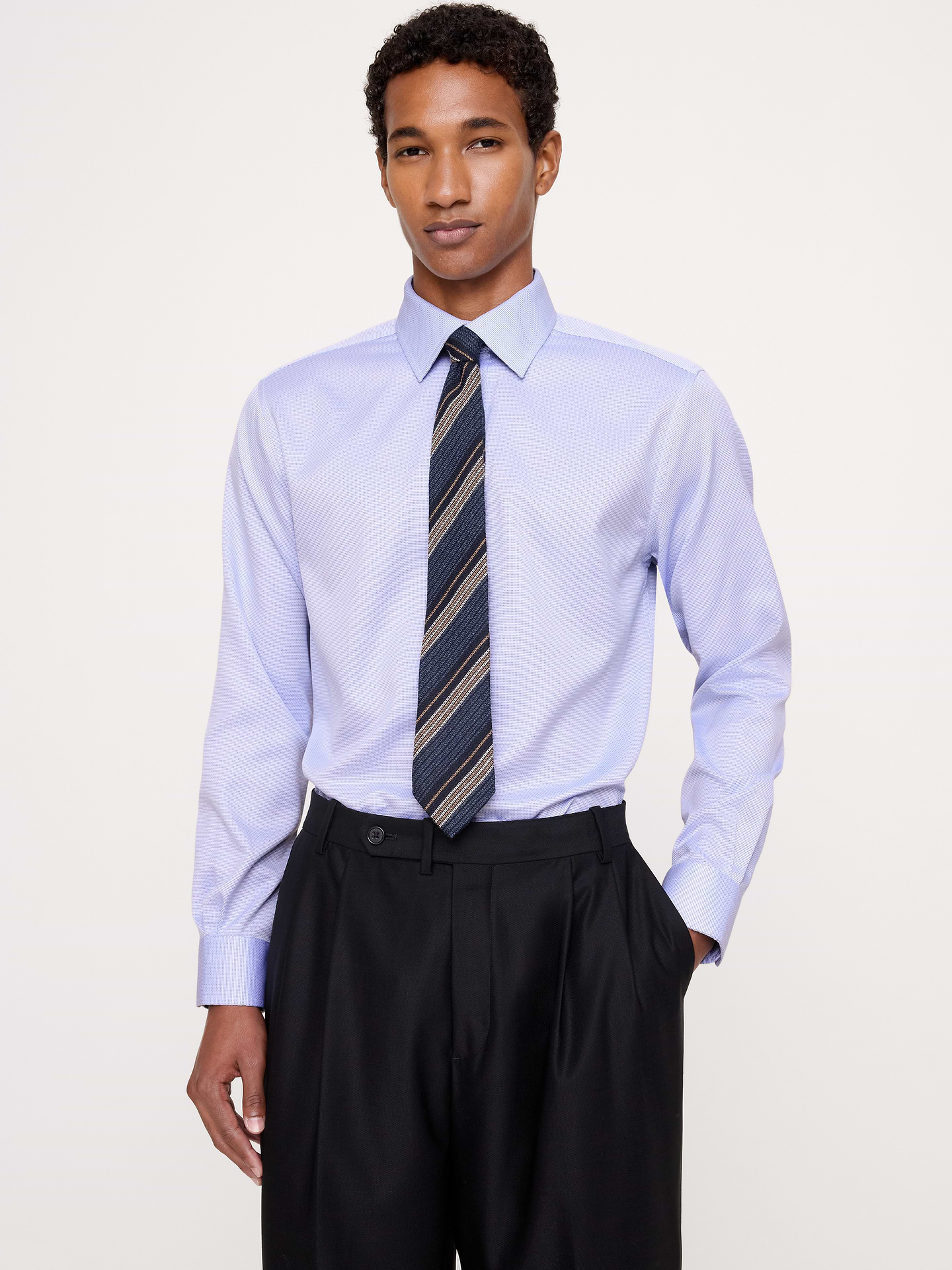 Image 1 de 8, Conçue pour être facile à porter et à entretenir, cette chemise habillée élégante est confectionnée dans une popeline de coton spéciale dotée de la technologie de coton PUREPRESS™, un procédé qui lisse et protège le tissu pour un fini infroissable ., Coupe standard: coupe confort droite., Col italien; devant boutonné., Pan de chemise arrondi., Produit #860790