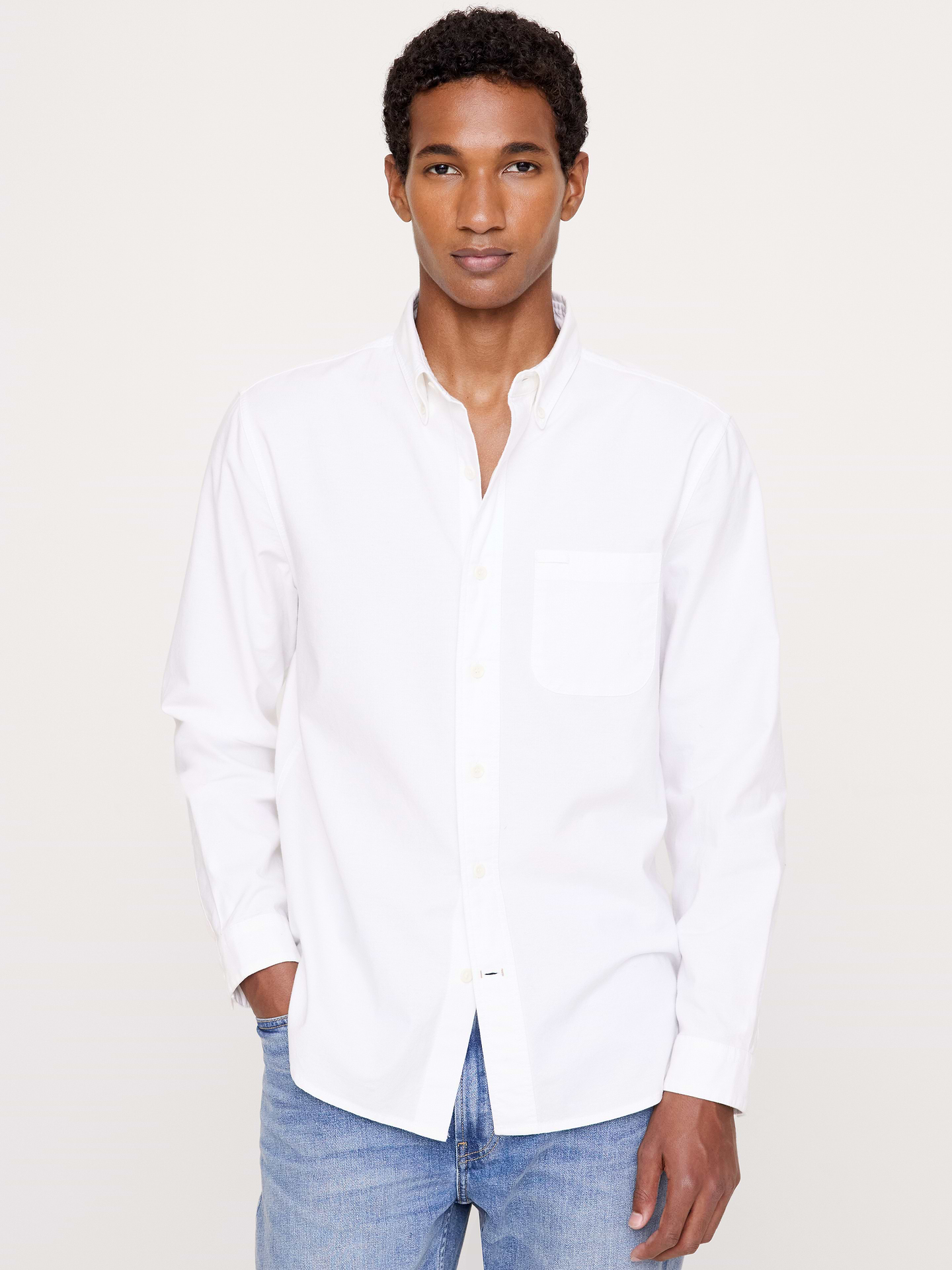 Image 1 de 8, Notre modèle le plus pratique à ce jour. Notre chemise Oxford se porte aussi bien au bureau que lors d’escapades de fins de semaine. Elle est confectionnée dans un tissu 100 % coton spécialement lavé pour un fini super doux. Nous avons même ajouté un crochet pour les lunettes sur la poche afin qu’elles soient toujours à votre portée., Coupe standard: coupe confort droite., Col boutonné., Poche de poitrine., Pan de chemisier arrondi., Produit #906437