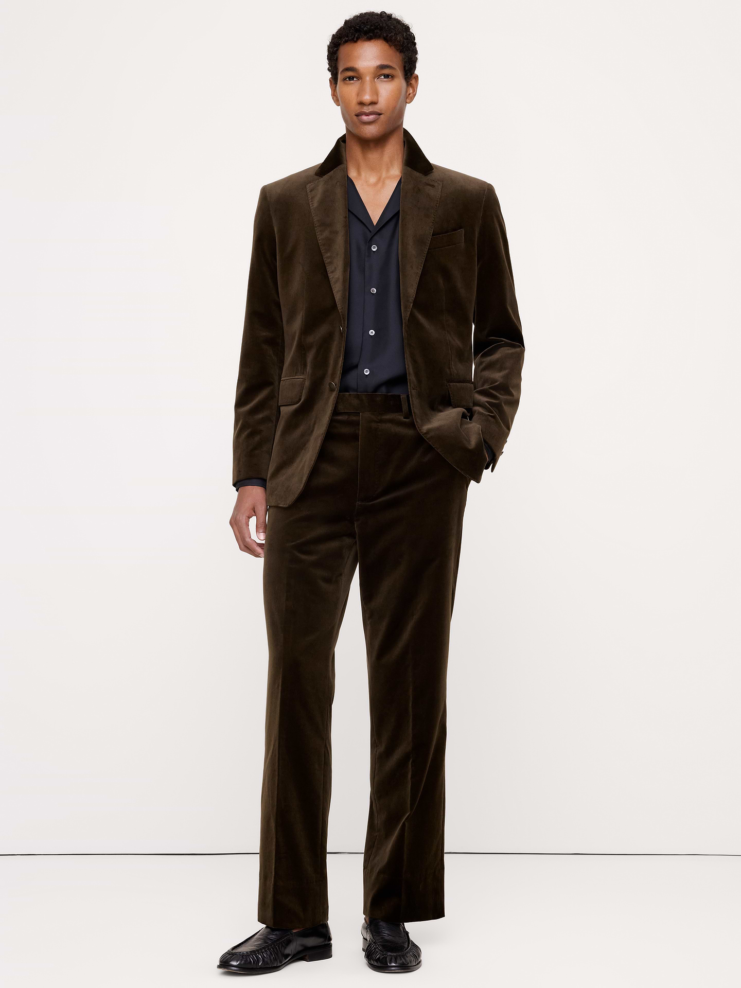 Image 1 de 8, Pour toutes les grandes occasions, optez pour ce pantalon en velours. Il est confectionné dans un velours de coton de superbe qualité avec le côté plus pelucheux sur la face externe pour offrir un lustre raffiné., Coupe droite: taille mi-basse. Hanche et cuisse droites., Braguette à glissière avec fermeture à agrafe. Passants de ceinture et fente à l’arrière de la ceinture pour un ajustement confortable et personnalisé., Poches sur le devant et à l’arrière., Doublure partielle., Produit #909509