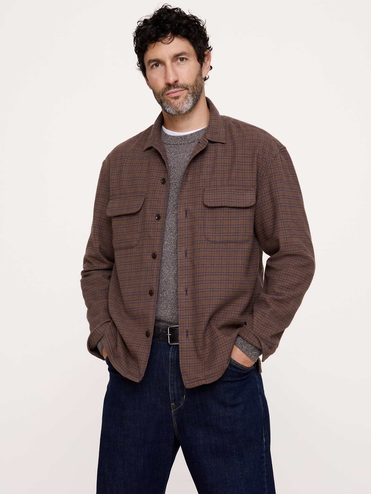 Image 1 de 8, Nous avons confectionné cette chemise dans une flanelle 100 % coton texturée et spécialement délavée pour une douceur exquise., Coupe décontractée: coupe droite et ample, emmanchure basse., Col rabattu et devant boutonné., Poches sur le devant., Ourlet droit avec fentes aux coutures., Produit #906457