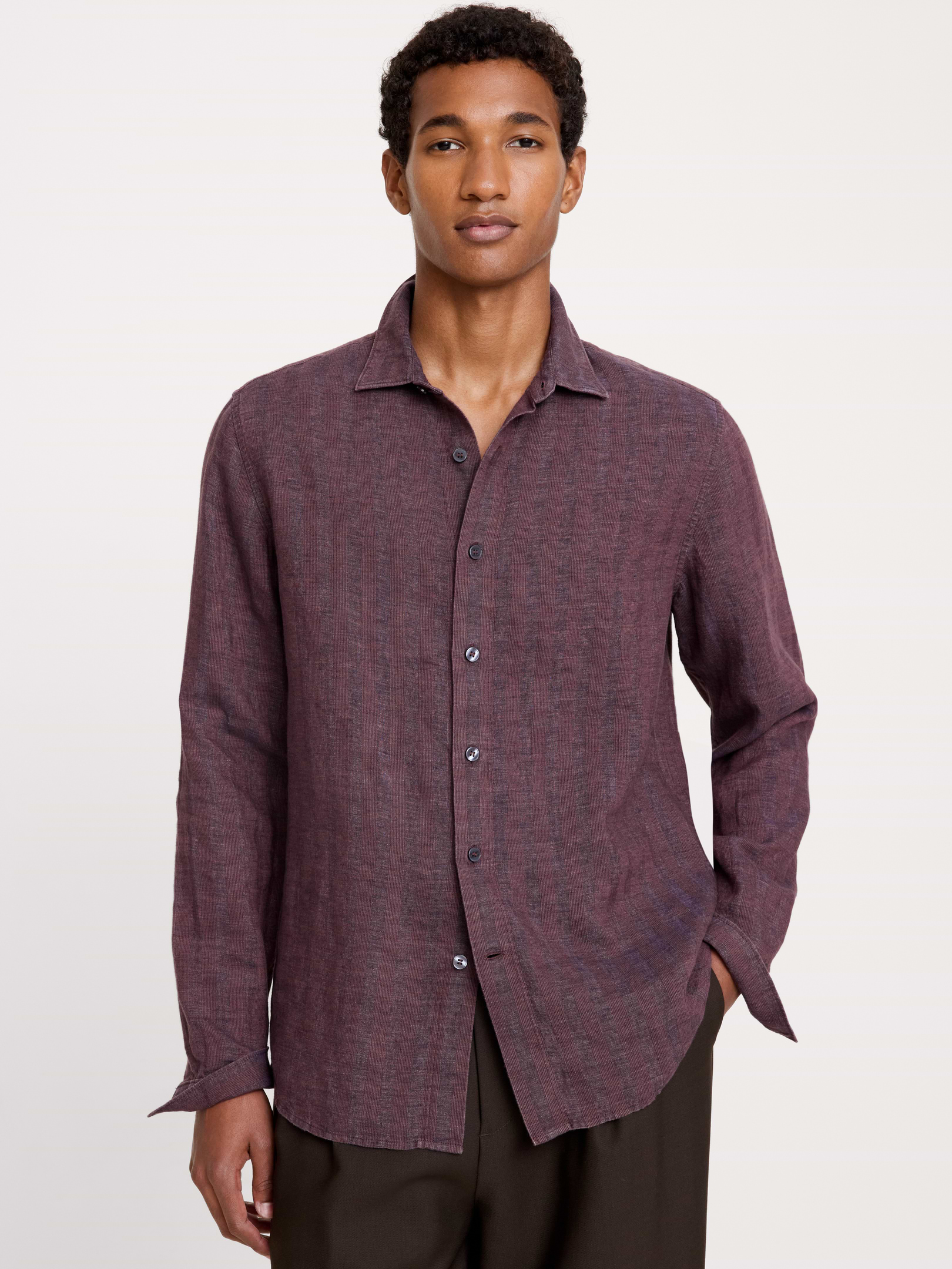 Image 1 de 8, Nous adorons la texture incomparable de ce magnifique tissu en lin et coton. C’est la raison pour laquelle nous avons confectionné cette chemise de coupe standard sans détails pour mettre en valeur le tissu., Coupe standard: coupe confort droite., Col en pointe, devant boutonné., Pan de chemise arrondi., Produit #846419