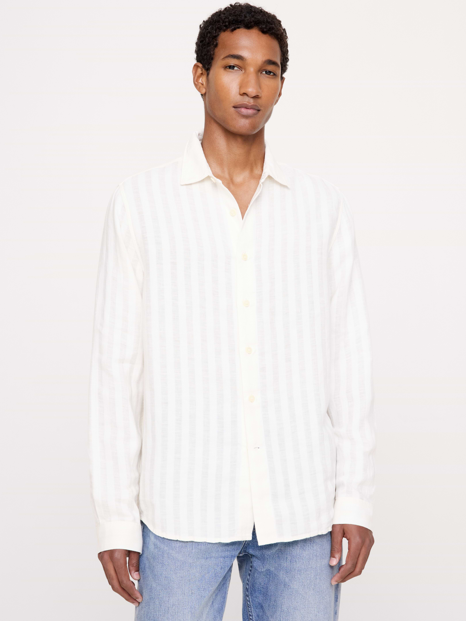 Image 1 de 8, Nous adorons la texture incomparable de ce magnifique tissu en lin et coton. C’est la raison pour laquelle nous avons confectionné cette chemise de coupe standard sans détails pour mettre en valeur le tissu., Coupe standard: coupe confort droite., Col en pointe, devant boutonné., Pan de chemise arrondi., Produit #846419
