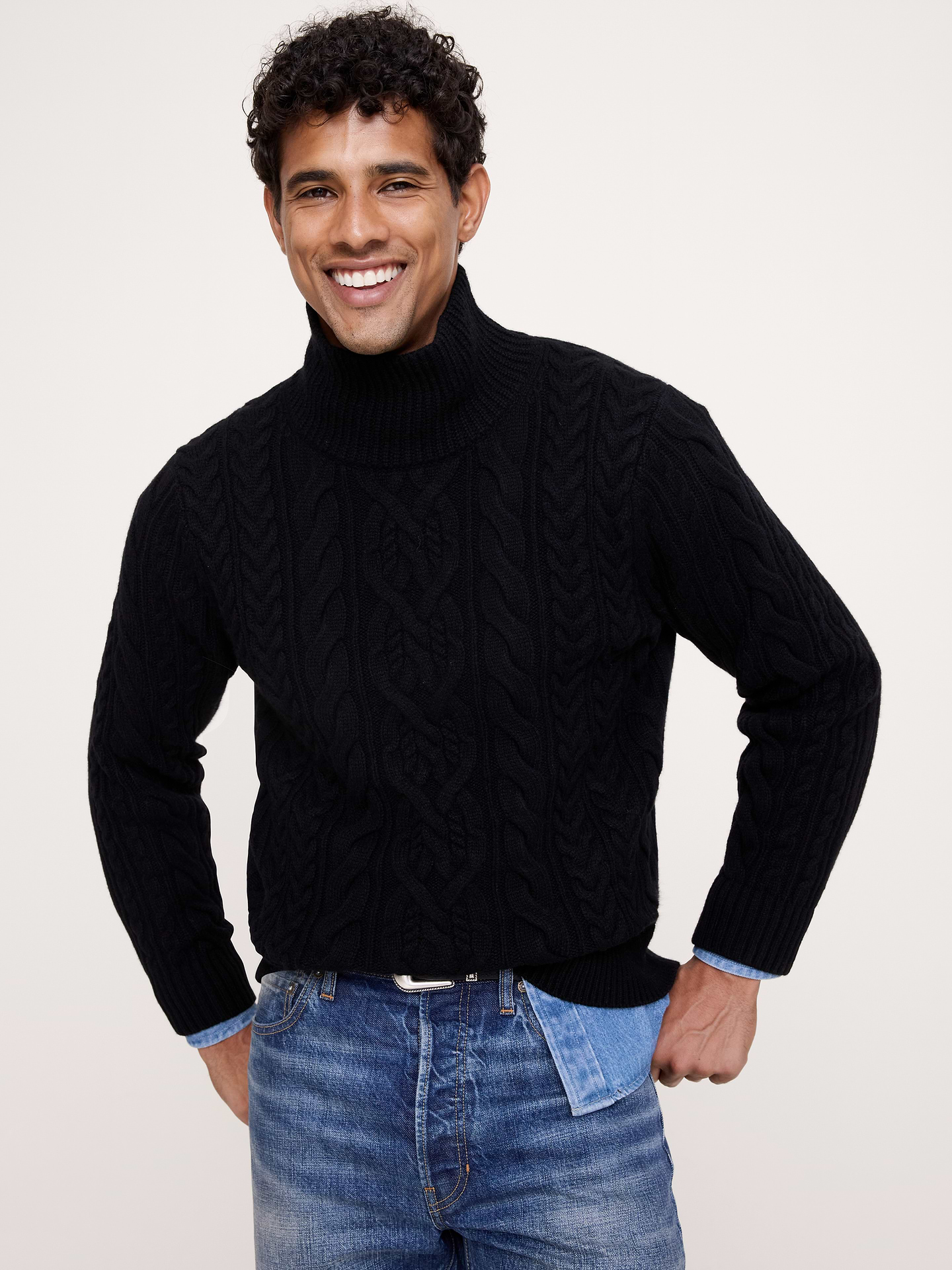 Image 1 de 6, Nous nous sommes inspirés du chandail torsadé à col roulé classique, que nous avons recréé dans un mélange de laine épais idéal par temps froid. Nous adorons son allure moderne d’après-ski., Coupe standard: coupe confort droite., Tissu fabriqué à l’usine textile italienne Filpucci., Col roulé., Ourlet droit., Produit #907554