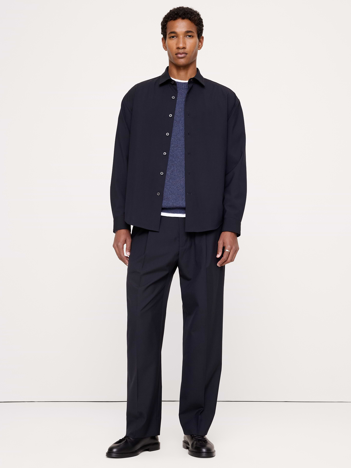 Image 1 de 3, Le pantalon de voyage par excellence. Nous avons doté ce pantalon à plis d’une taille élastique pour plus de confort et d’une braguette entièrement fonctionnelle pour une allure plus habillée. Confectionné dans un tissu léger et conçu avec une coupe décontractée, ce modèle facilite les mouvements et les superpositions. infroissable, Coupe décontractée: taille mi-basse. Hanche et cuisse décontractées, jambe décontractée., Braguette à glissière avec fermeture à bouton. Passants de ceinture., Taille élastique avec cordon de serrage à l’intérieur., Poches sur le devant et à l’arrière., Sans doublure., Produit #1182602