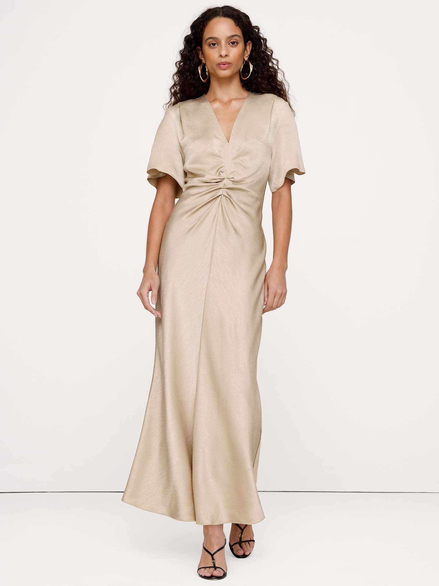 Image 1 de 8, Féminine et fabuleuse, cette robe longue est confectionnée dans un magnifique satin martelé. Sa taille froncée, son dos en V et ses manches flottantes rehaussent sa silhouette raffinée., Coupe ajustée et évasée: épaule et buste décontractés, taille ajustée et jupe évasée., Encolure en V., Fermeture à glissière au dos., Sans doublure., * Ce modèle est fait grand. Si vous êtes entre deux tailles, choisissez une taille en dessous., Produit #1180146