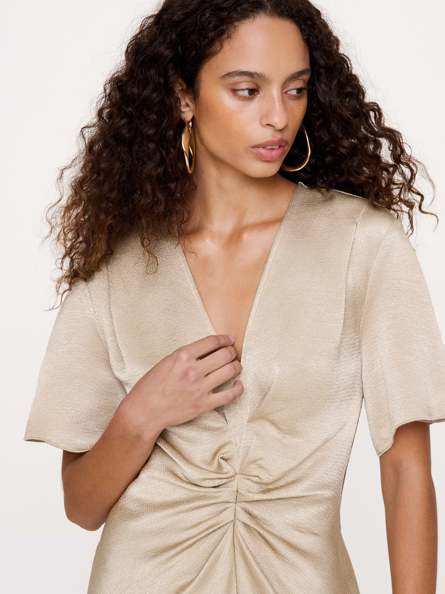 Image 4 de 8, Robe à manches flottantes en satin martelé